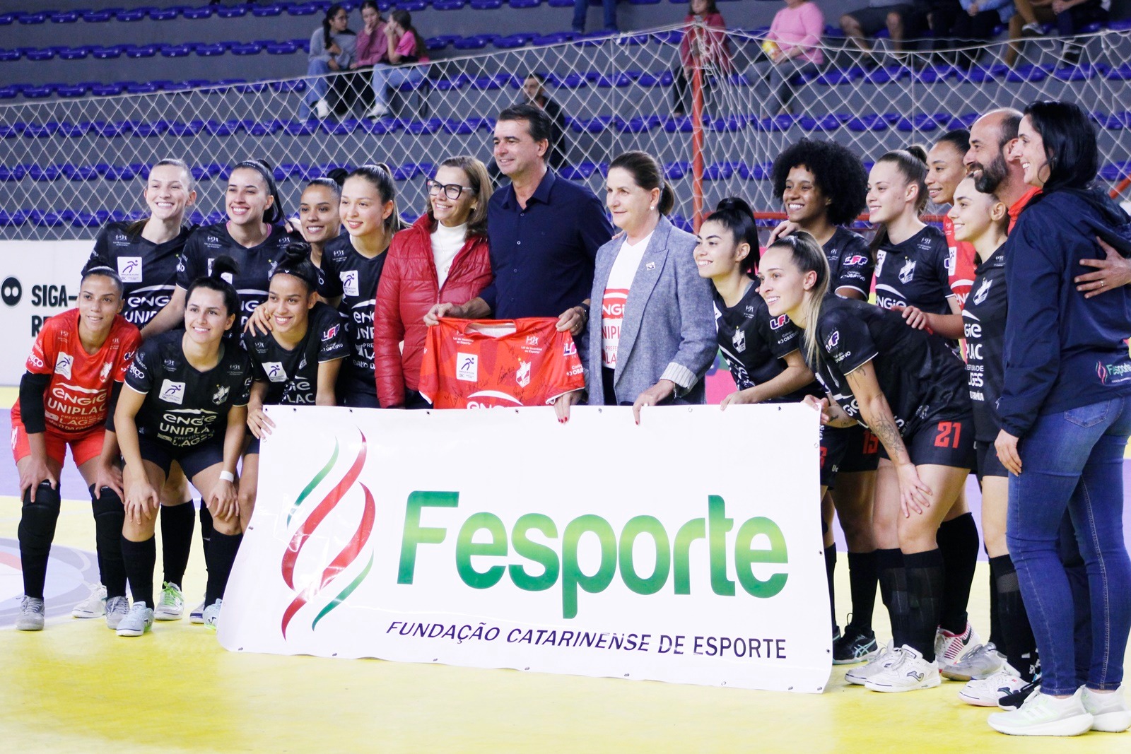 Prefeitura de Lages Supercopa de Futsal Feminino começa com vitória do Leoas da Serra e homenagem do Governo do Estado