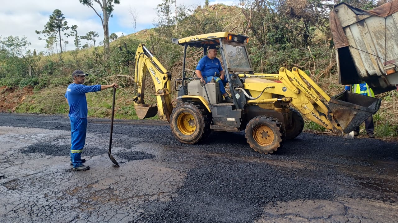 Prefeitura de Lages Operação tapa-buraco chega à localidade de Santa Terezinha do Salto