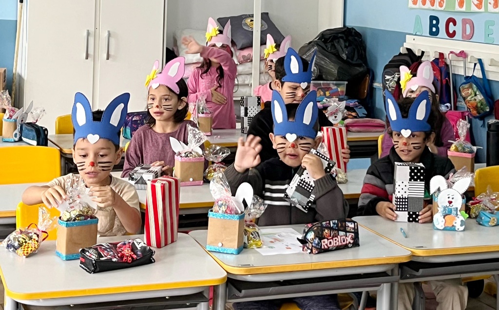 Prefeitura de Lages Crianças e estudantes recebem chocolates da campanha Doce Páscoa Solidária