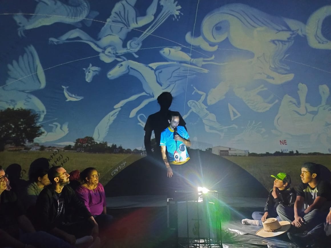 Prefeitura de Lages Estudantes da Emeb Itinerante Maria Alice Wolff Souza acompanham projeção digital no Planetário Artemis