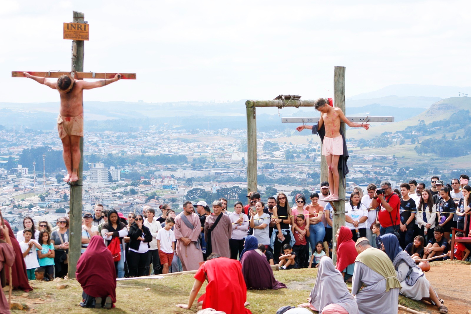 Prefeitura de Lages Sexta-feira Santa reúne milhares de fiéis no Morro da Cruz em Lages 