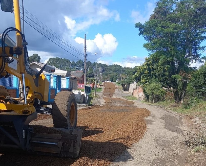 Prefeitura de Lages Equipe extra continua reforçando manutenção de ruas não pavimentadas