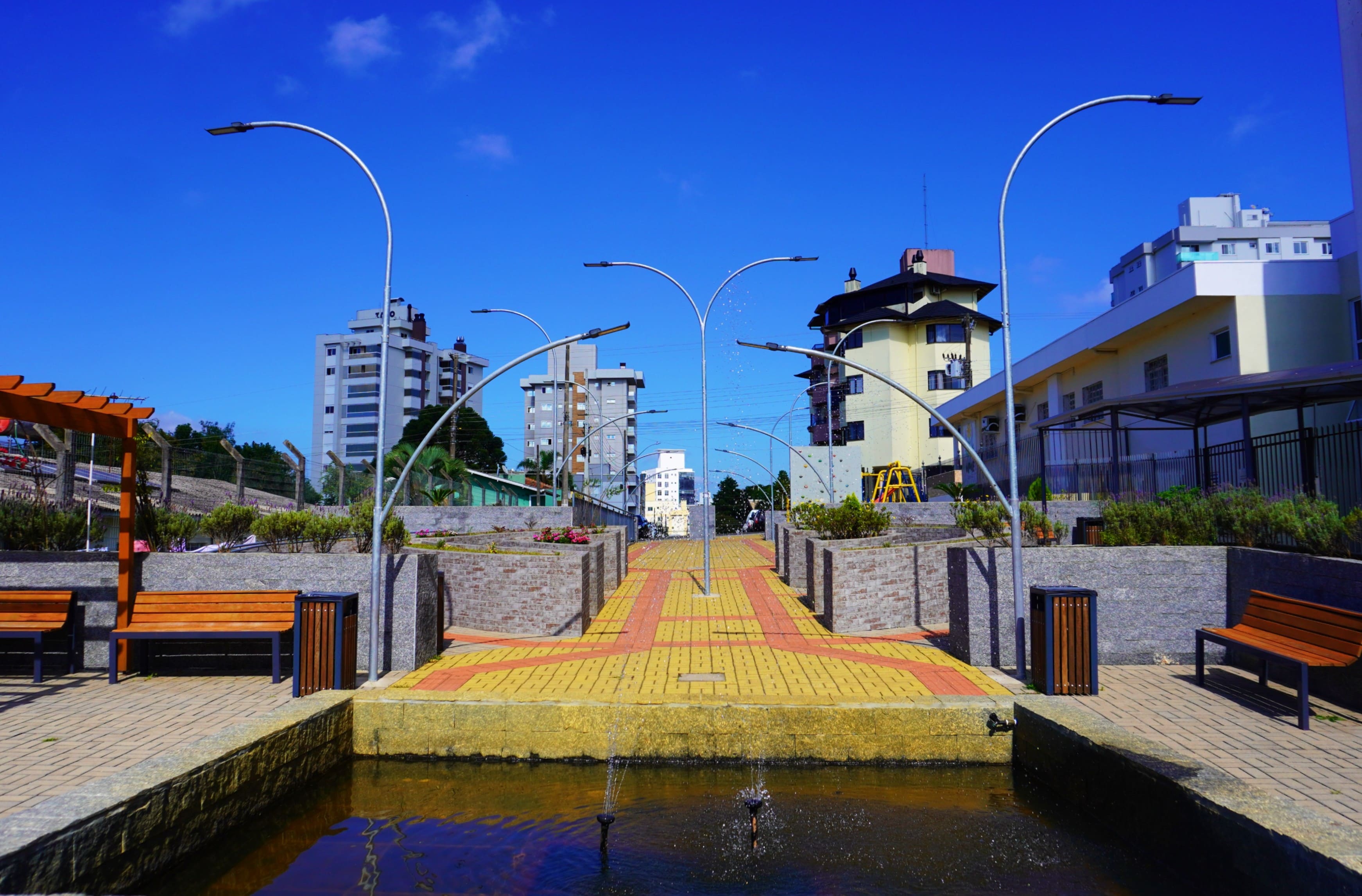 Prefeitura de Lages 1ª edição do Projeto Brincando na Praça Sensorial celebrará Abril Azul - Mês Mundial de Conscientização sobre o Autismo - promovida pela Secretaria da Educação neste sábado