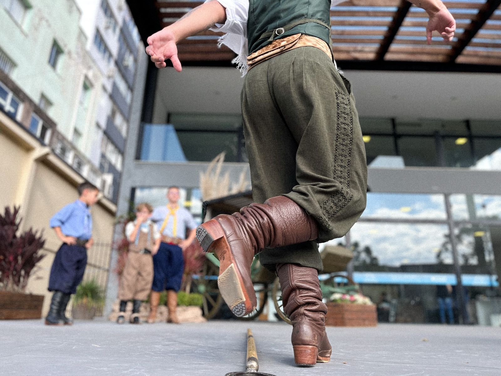 Prefeitura de Lages Dia do Tropeiro transforma o Calçadão de Lages em um grande encontro tradicionalista de música, cultura e história