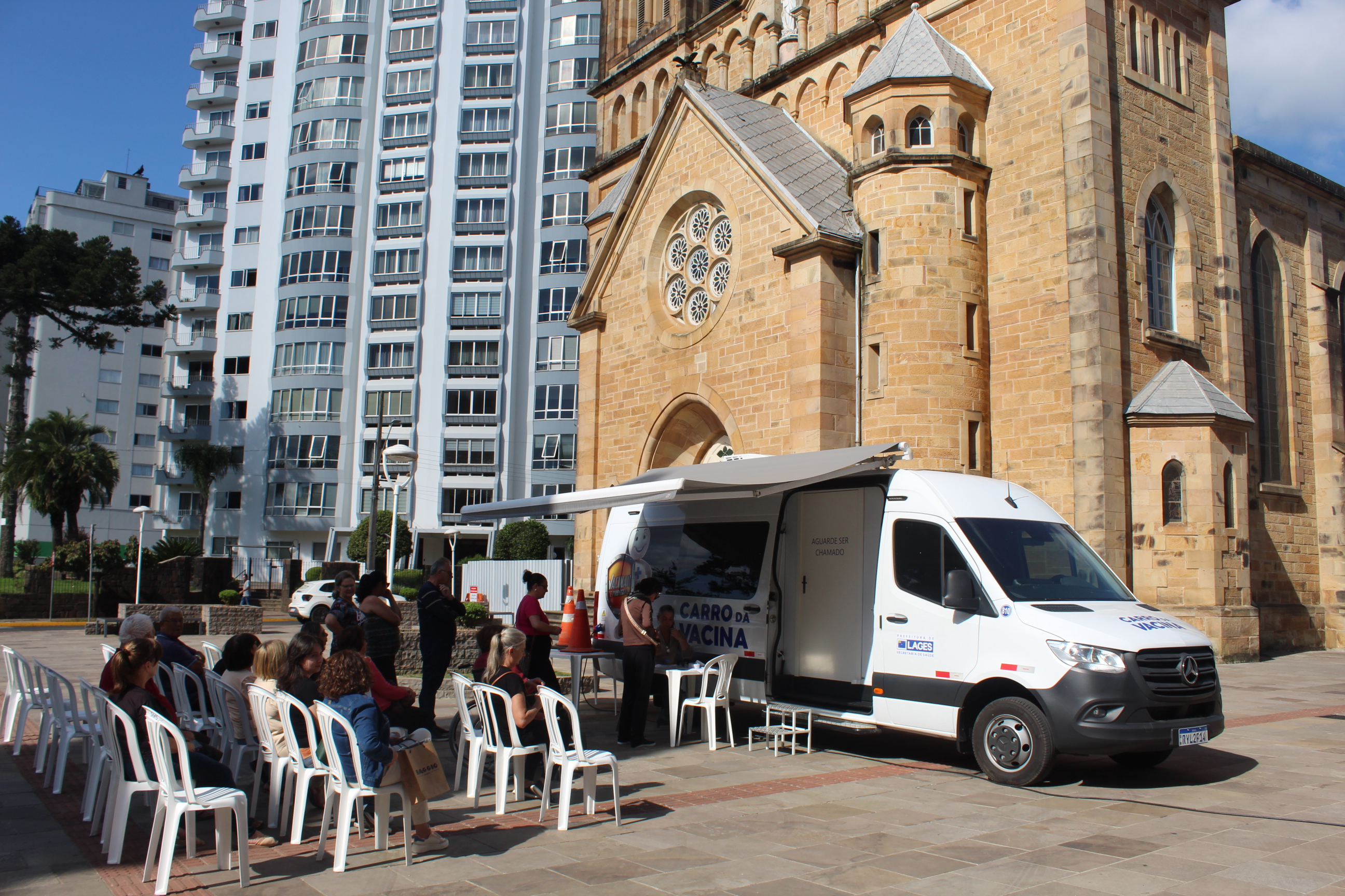 Prefeitura de Lages Carro da Vacina na Praça da Catedral imuniza 197 pessoas
