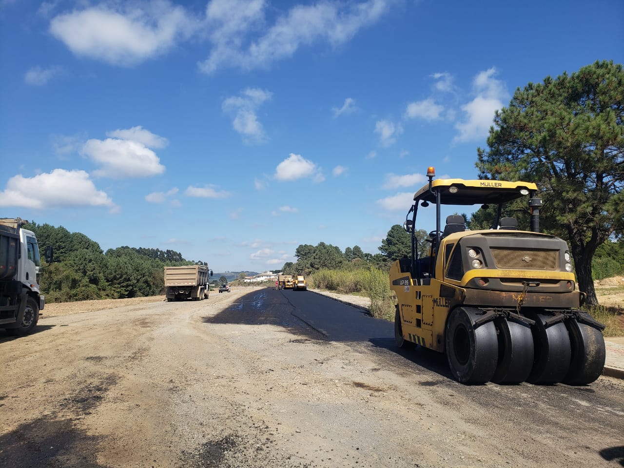 Prefeitura de Lages Pavimentação asfáltica é retomada em novo trecho da avenida Ponte Grande