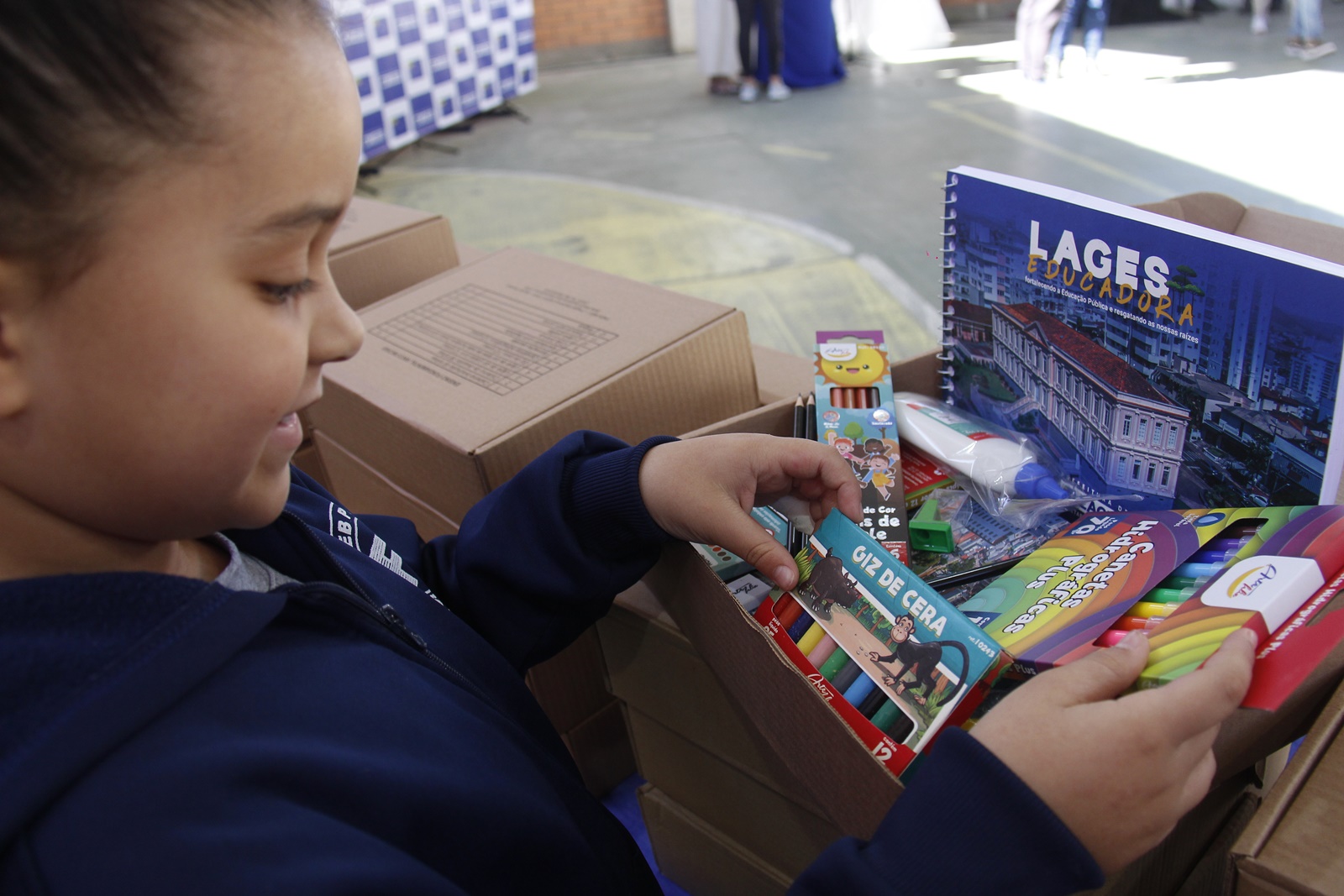 Prefeitura de Lages No Dia Mundial da Educação, 15 mil kits de material escolar começam a ser entregues às crianças e estudantes do Sistema Municipal de Educação