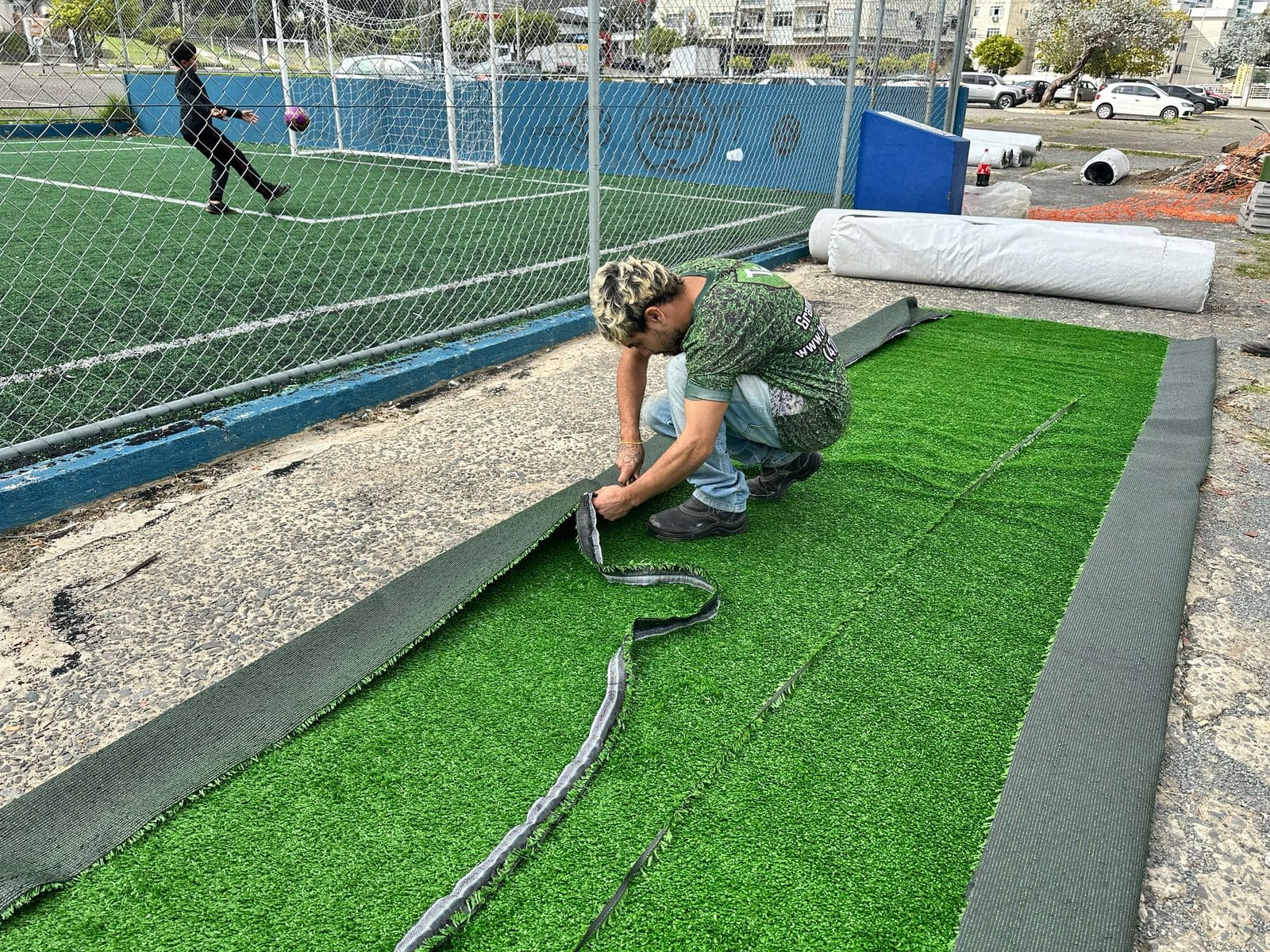 Prefeitura de Lages Inicia a instalação de grama sintética em parques infantis de Lages