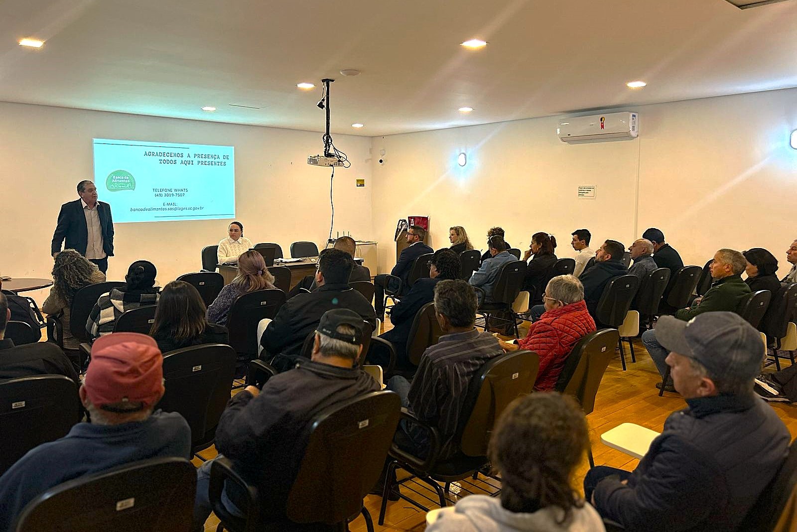Prefeitura de Lages Banco de Alimentos: reunião com associações de moradores alinha regularização de documentos e normas para recebimento dos produtos