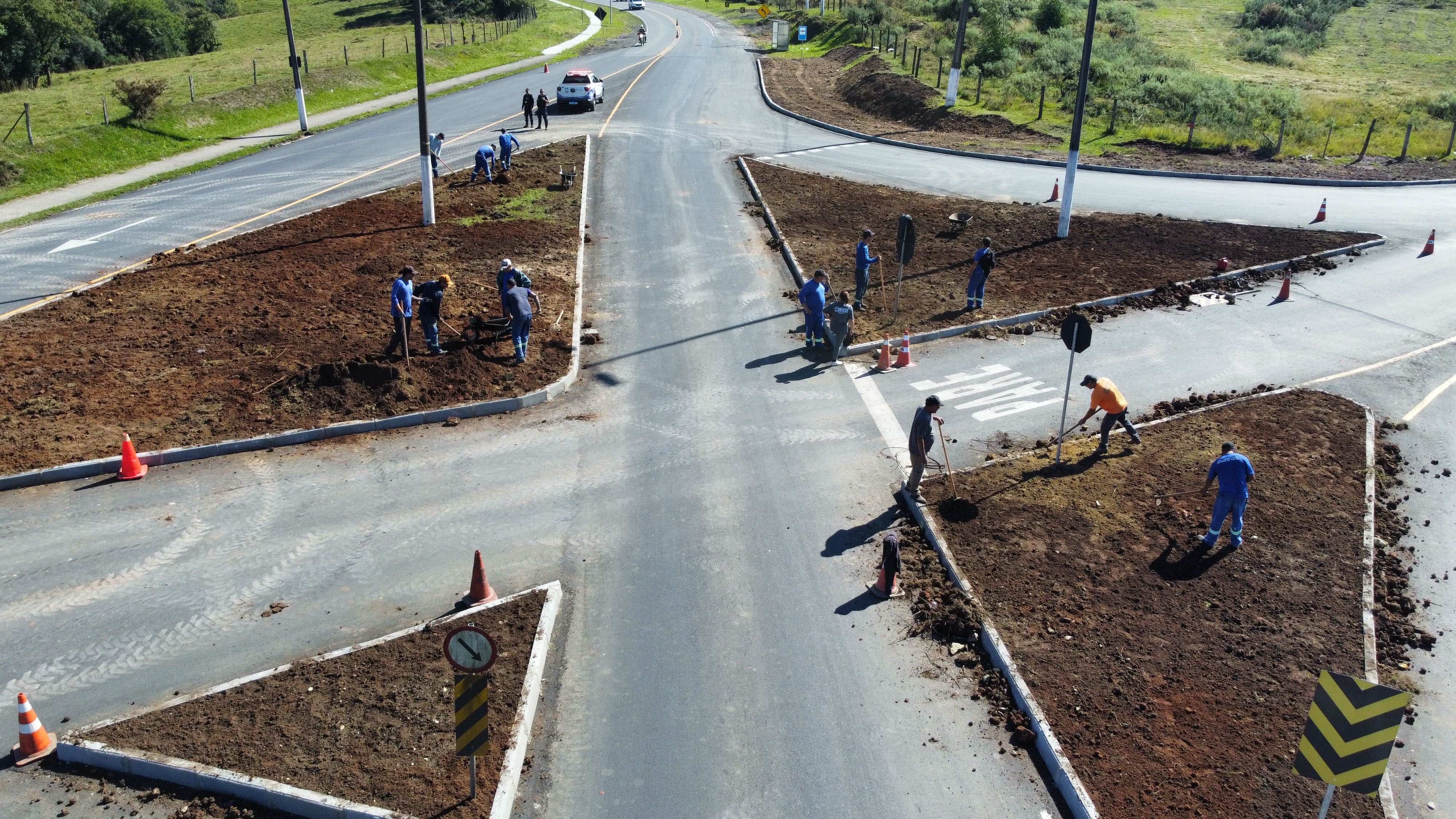 Prefeitura de Lages Secretaria de Serviços Públicos revitaliza trevo do acesso norte e executa mutirão na Avenida Luiz de Camões