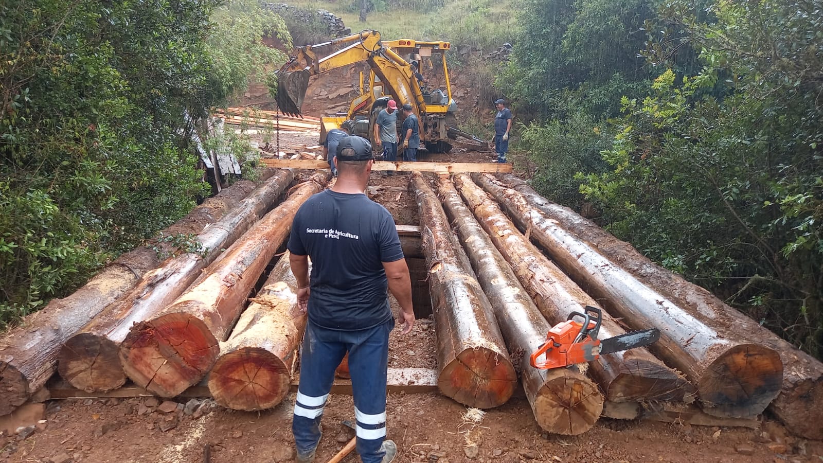 Prefeitura de Lages Ponte de madeira na localidade de Morrinhos está interditada nesta terça-feira
