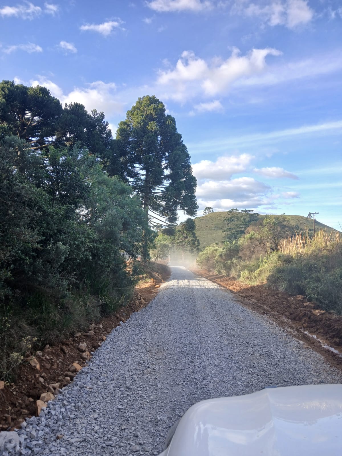 Prefeitura de Lages Melhorias na estrada geral de Morrinhos corrigem pontos críticos da via