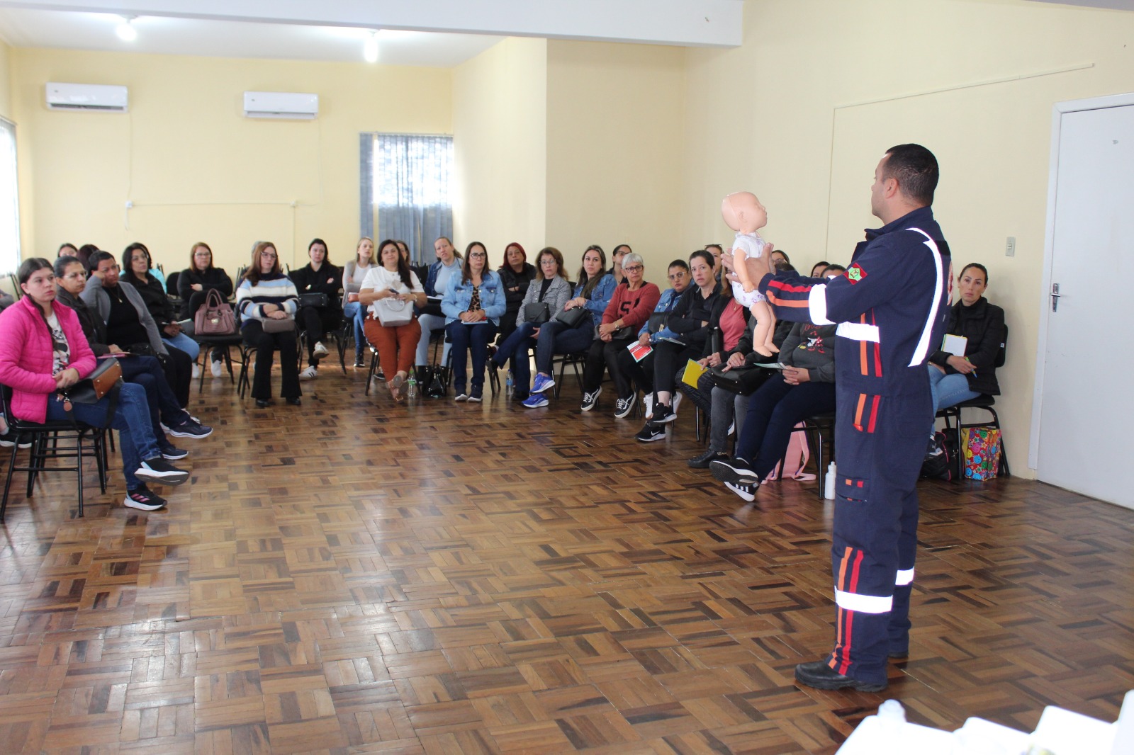 Prefeitura de Lages Professores da Educação Infantil participam de capacitação sobre primeiros socorros