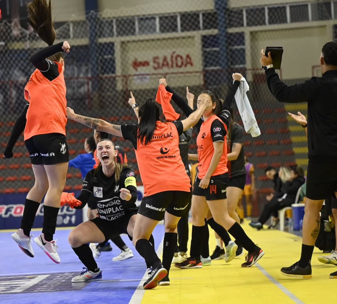 Prefeitura de Lages Leoas da Serra vence Taboão de virada e segue 100% na Liga Feminina de Futsal