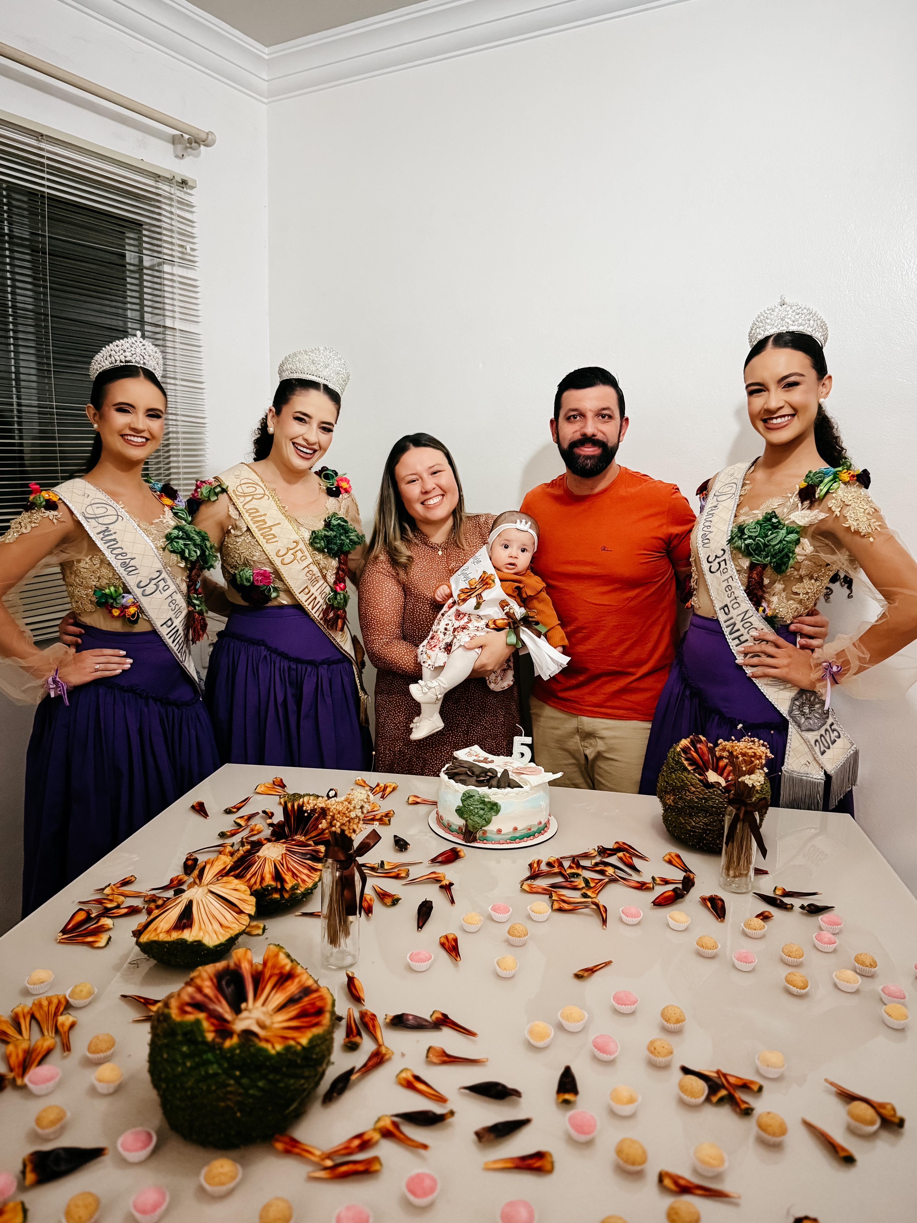 Prefeitura de Lages Princesa Cecília celebra cinco meses de vida, felicidade e brilho depois de sua chegada na família com o toque de uma estrela, e em clima de outono escolhe Festa Nacional do Pinhão como tema da sua comemoração