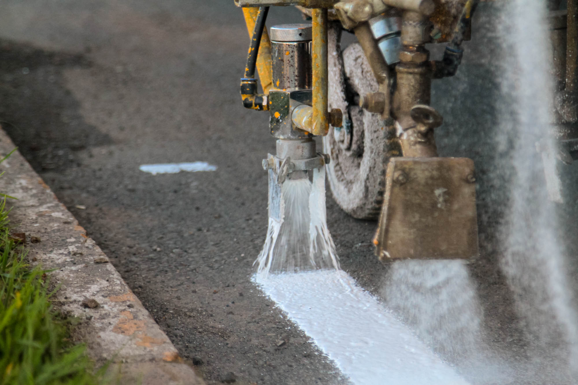 Prefeitura de Lages Avenida Luiz de Camões recebe pintura horizontal e sinalização