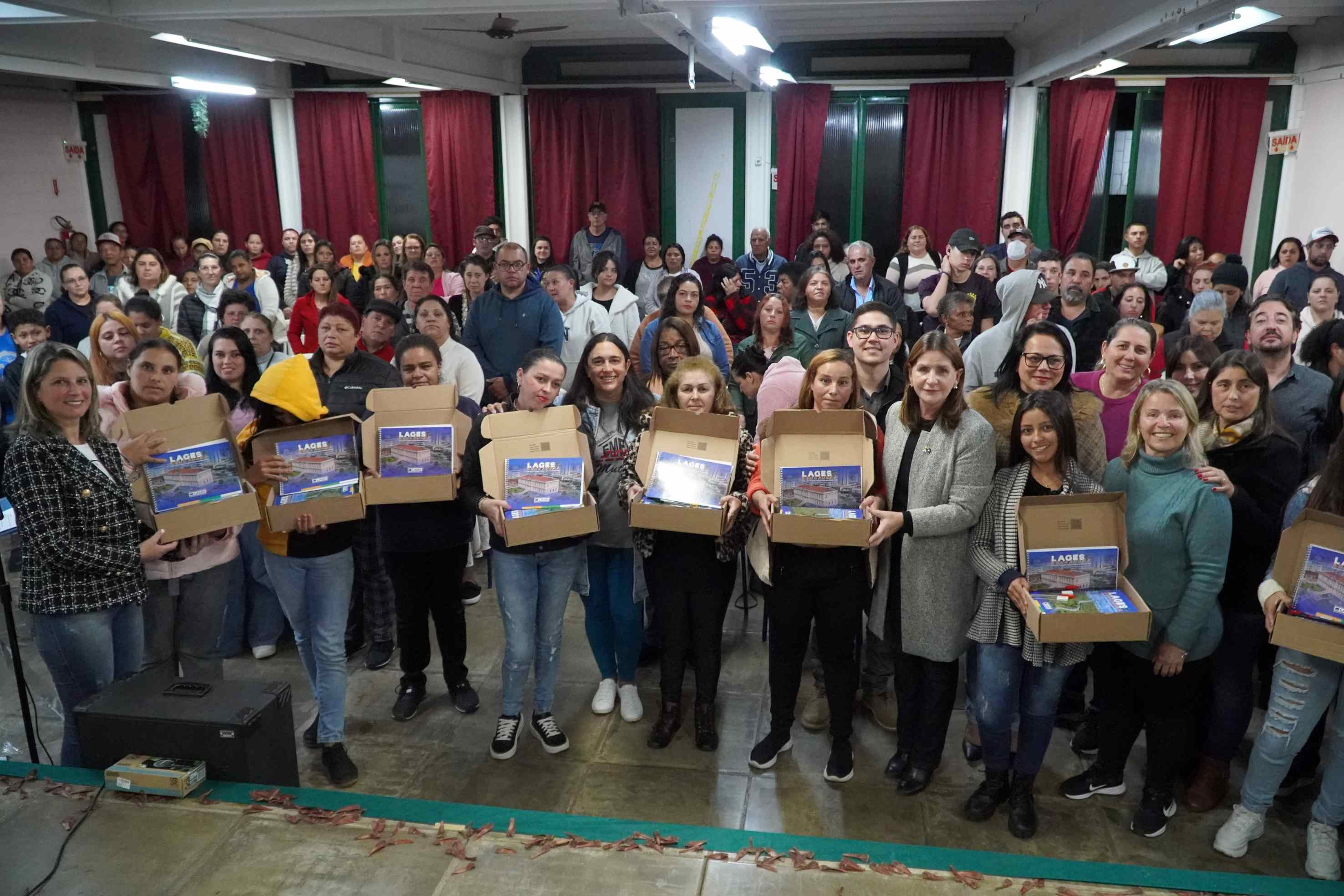 Prefeitura de Lages Secretaria da Educação realiza entrega dos kits de materiais escolares aos estudantes da Educação de Jovens e Adultos (EJA)