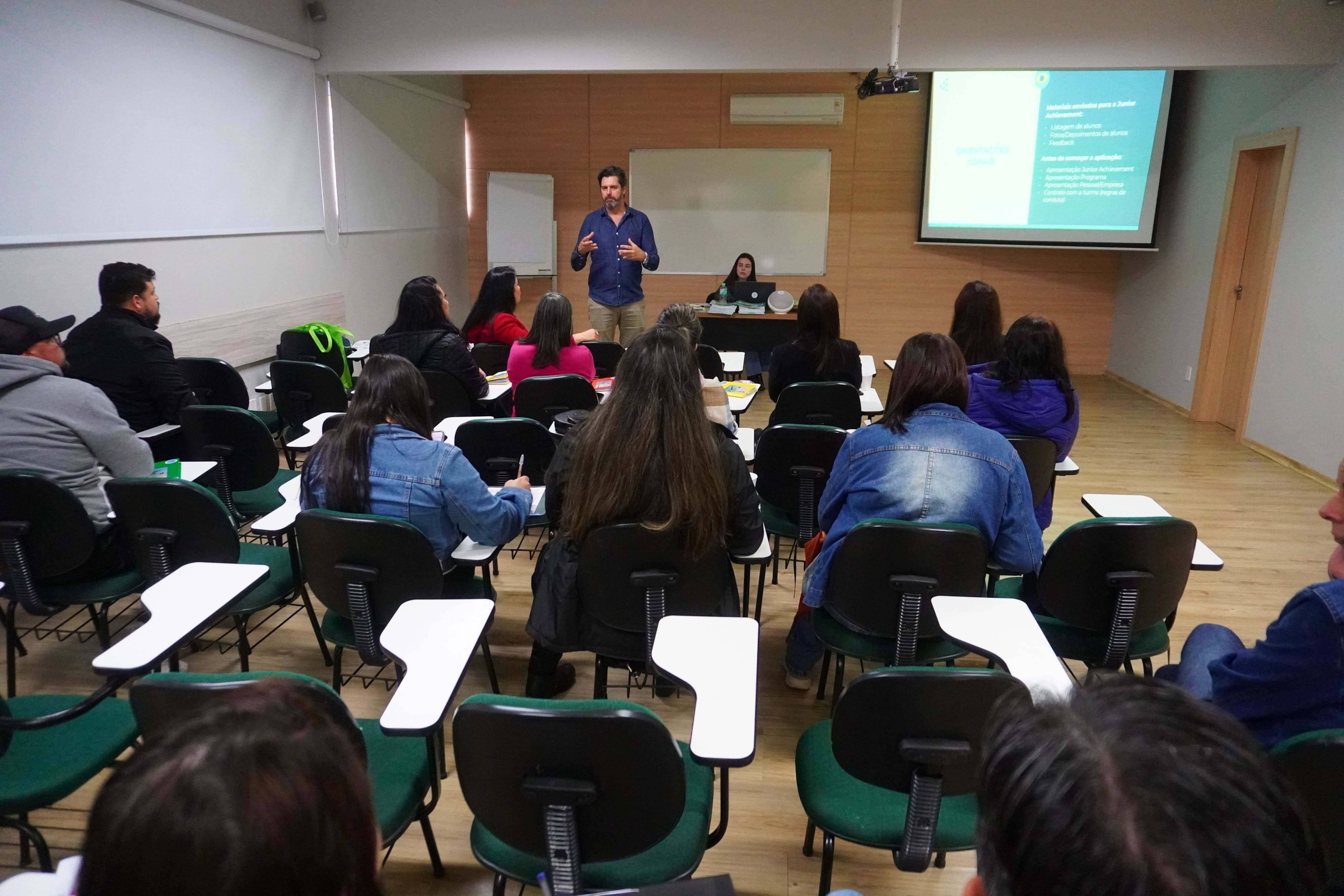 Prefeitura de Lages Secretaria da Educação promove Encontro de Formação com professores que atuarão em Programas da Junior Achievement (JA)