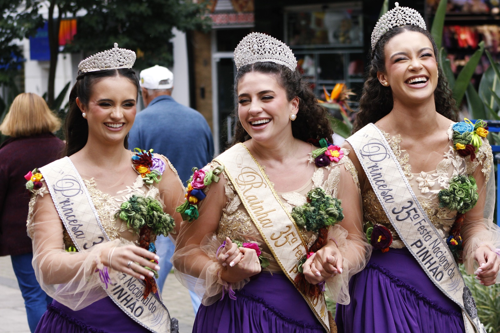Prefeitura de Lages Visionárias, princesas da 35ª Festa Nacional do Pinhão acreditam em um reinado clássico, mas com altas nuances de contemporaneidade ao acompanhar as tendências de um evento grandioso sem esquecer suas origens