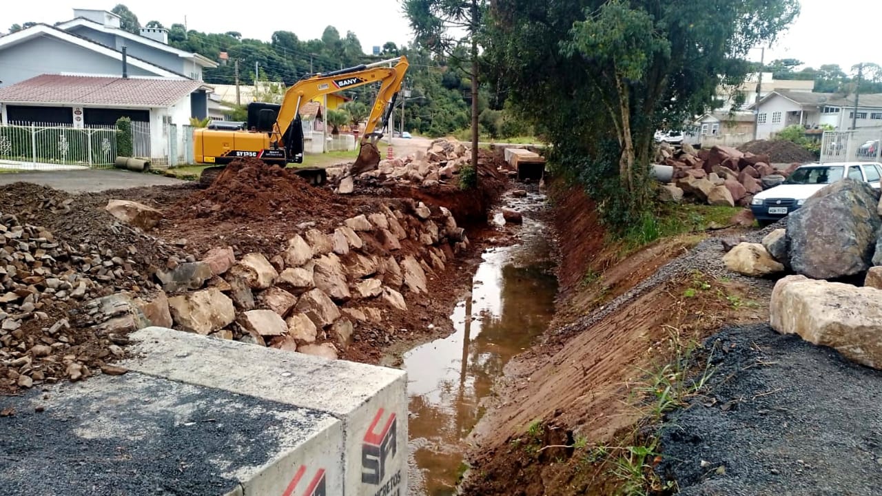 Prefeitura de Lages Obras nas avenidas Duque de Caxias e Maria Luiza reforçam contenção de encostas