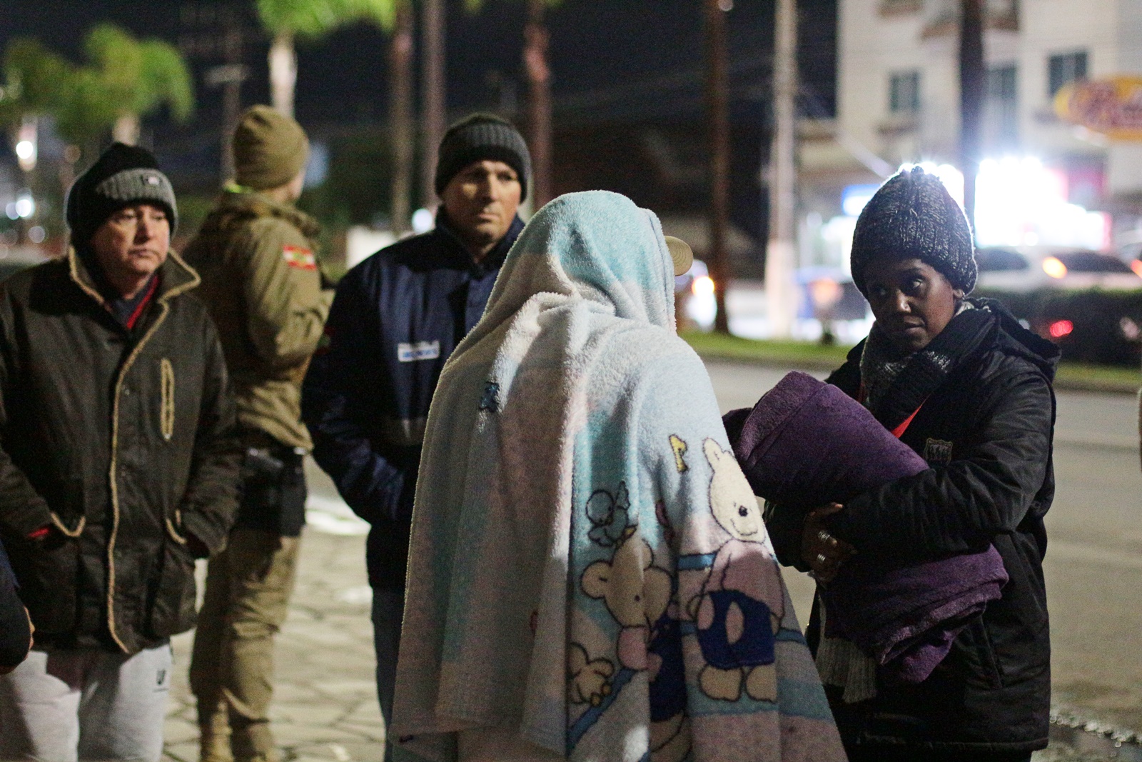 Prefeitura de Lages Força-Tarefa: Prefeitura de Lages realiza ação de abordagem social em primeira forte frente fria do ano