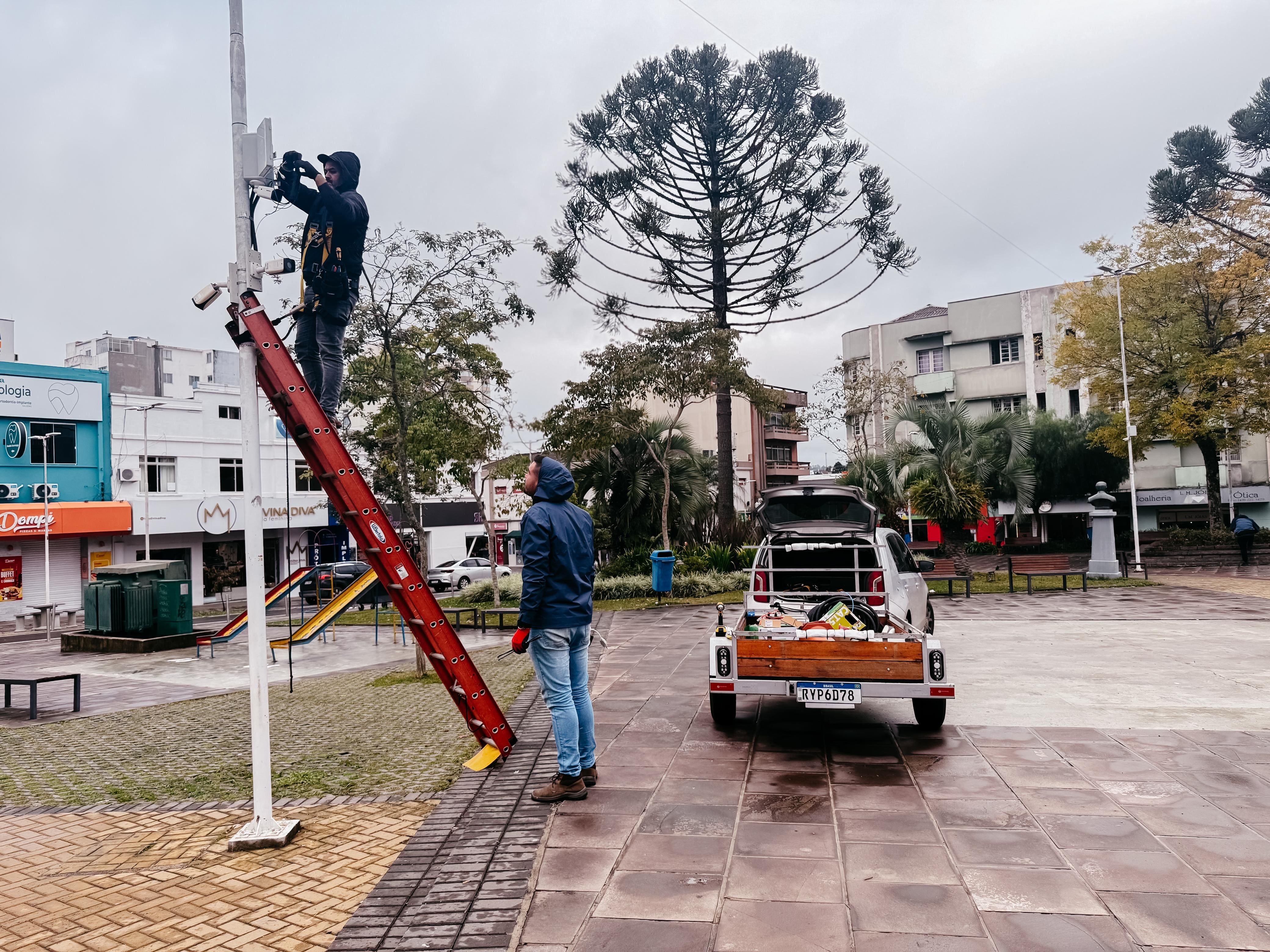 Prefeitura de Lages Polícia Militar instala novas câmeras de videomonitoramento para reforçar segurança durante a Festa Nacional do Pinhão