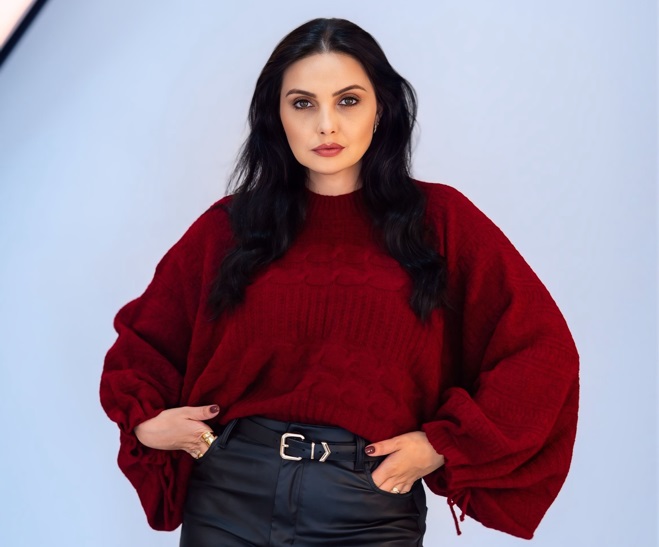 Prefeitura de Lages A moda invernal na Serra Catarinense e na Festa do Pinhão - Laiara resolveu ouvir a voz do coração, se transformou em uma empreendedora inovadora e hoje segue as tendências mundiais do mundo fashion com aperfeiçoamento constante e à frente do tempo 