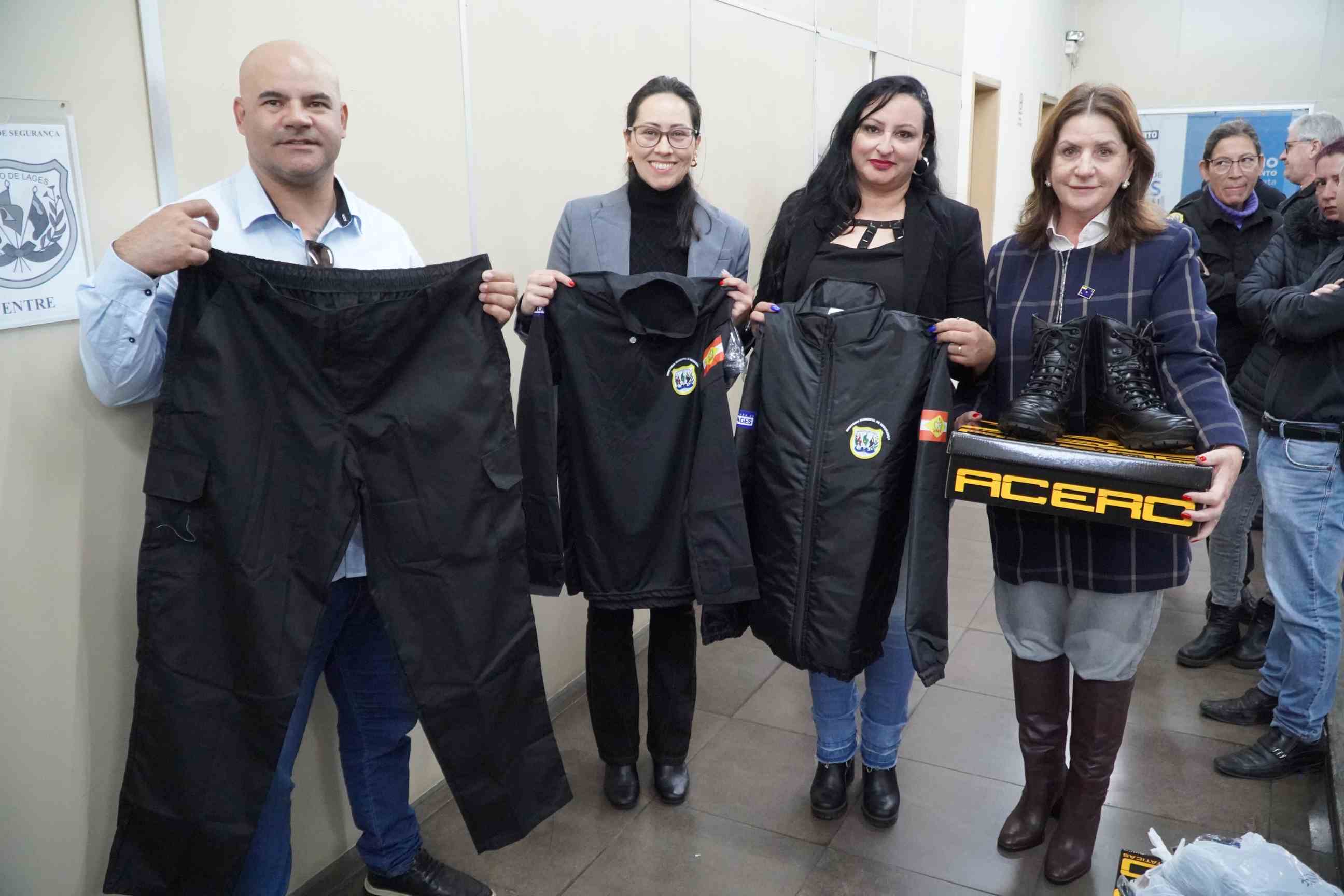 Prefeitura de Lages Como forma de identificação e proteção, mais de 60 servidores municipais de segurança são agraciados com uniformes novos