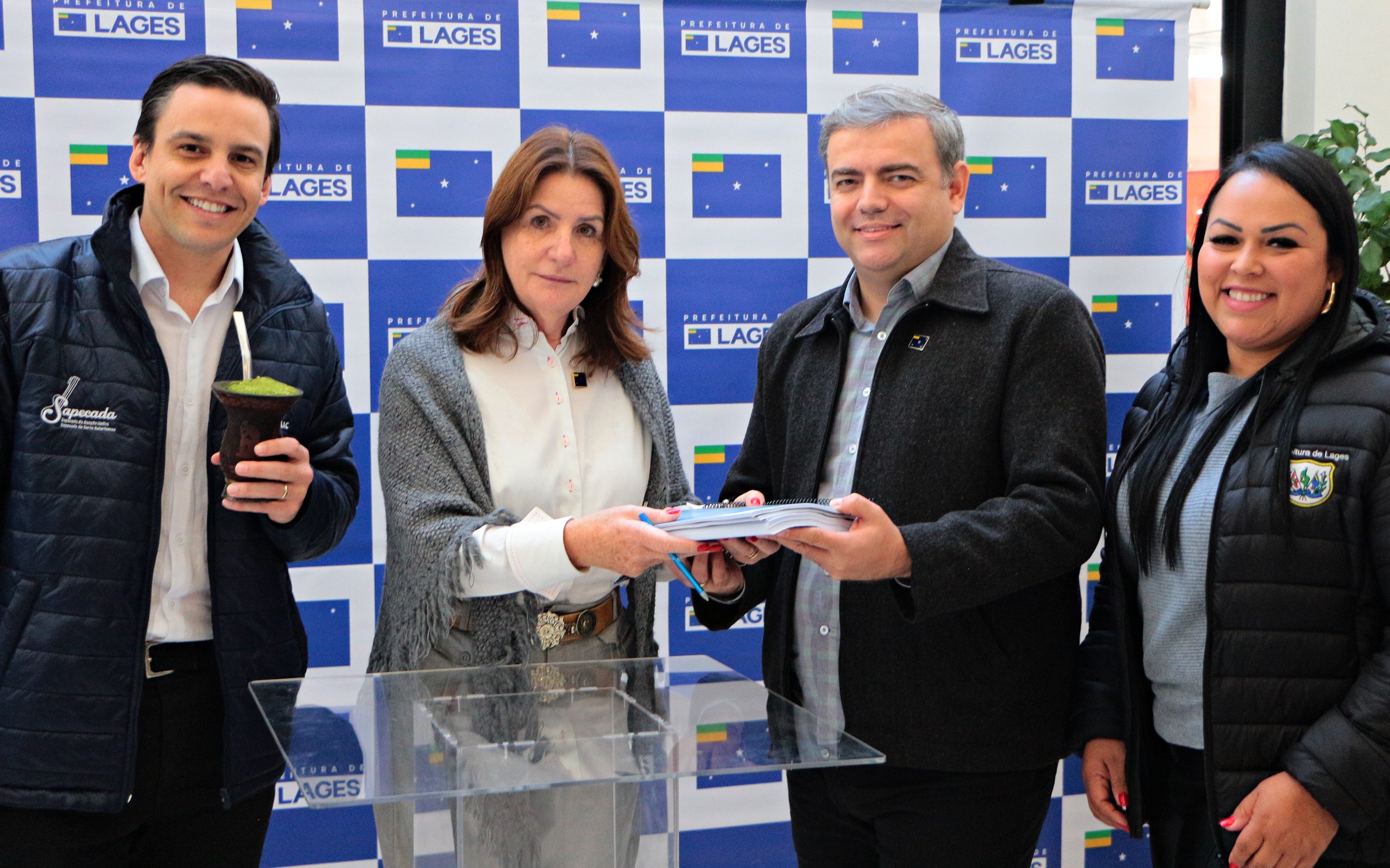 Prefeitura de Lages Prefeita Carmen Zanotto assina Certidão de Regularização Fundiária referente ao Loteamento Lourival Bet e beneficiará 131 famílias do bairro Penha na conquista do registro definitivo de seus lotes