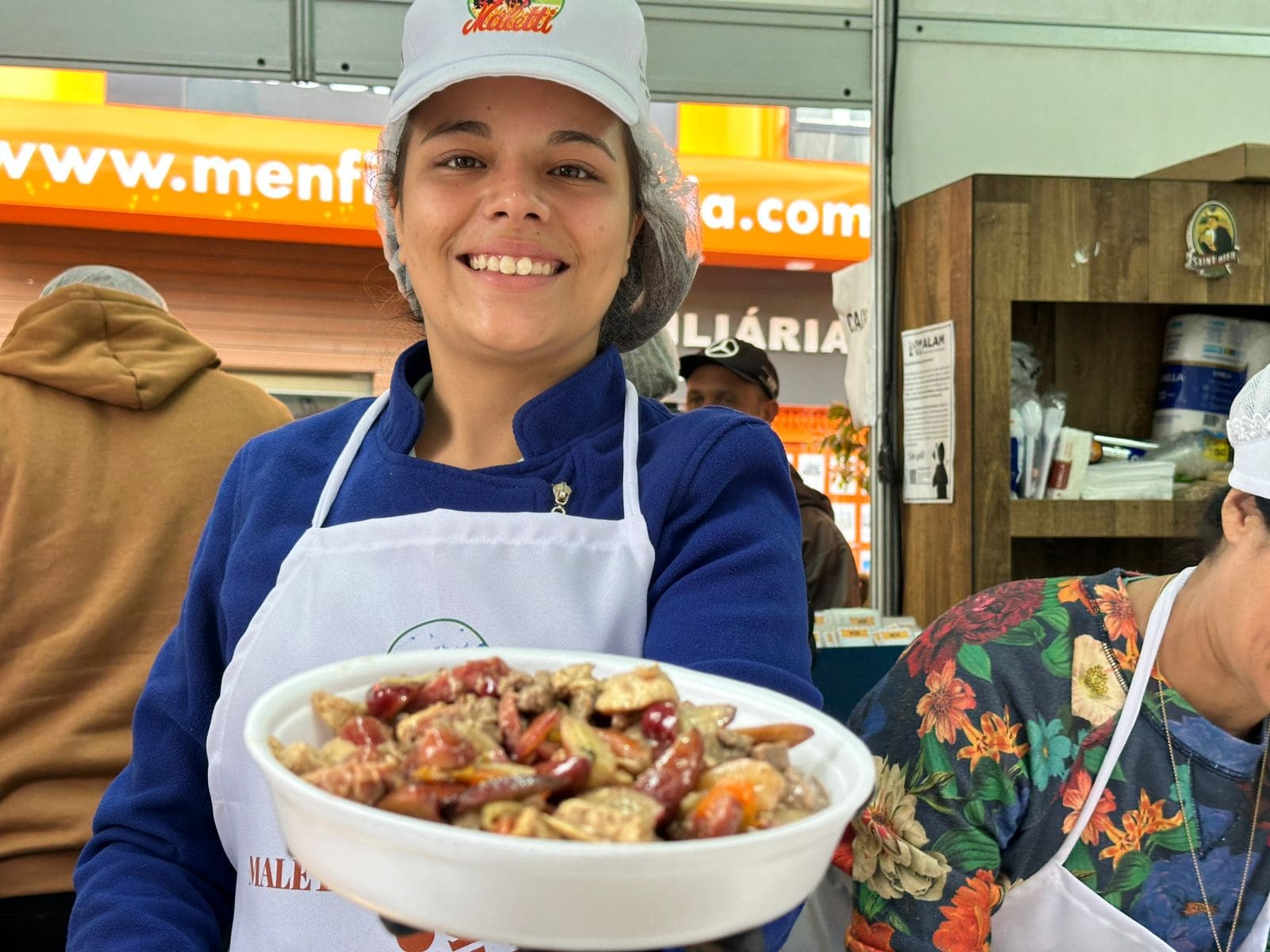 Prefeitura de Lages Rua coberta se transforma em praça gastronômica com sabores típicos na 35ª Festa Nacional do Pinhão