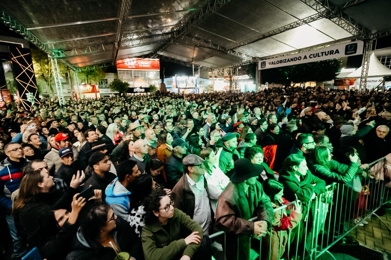 Prefeitura de Lages Mais de 10 mil pessoas acompanharam o segundo dia da 35ª Festa Nacional do Pinhão