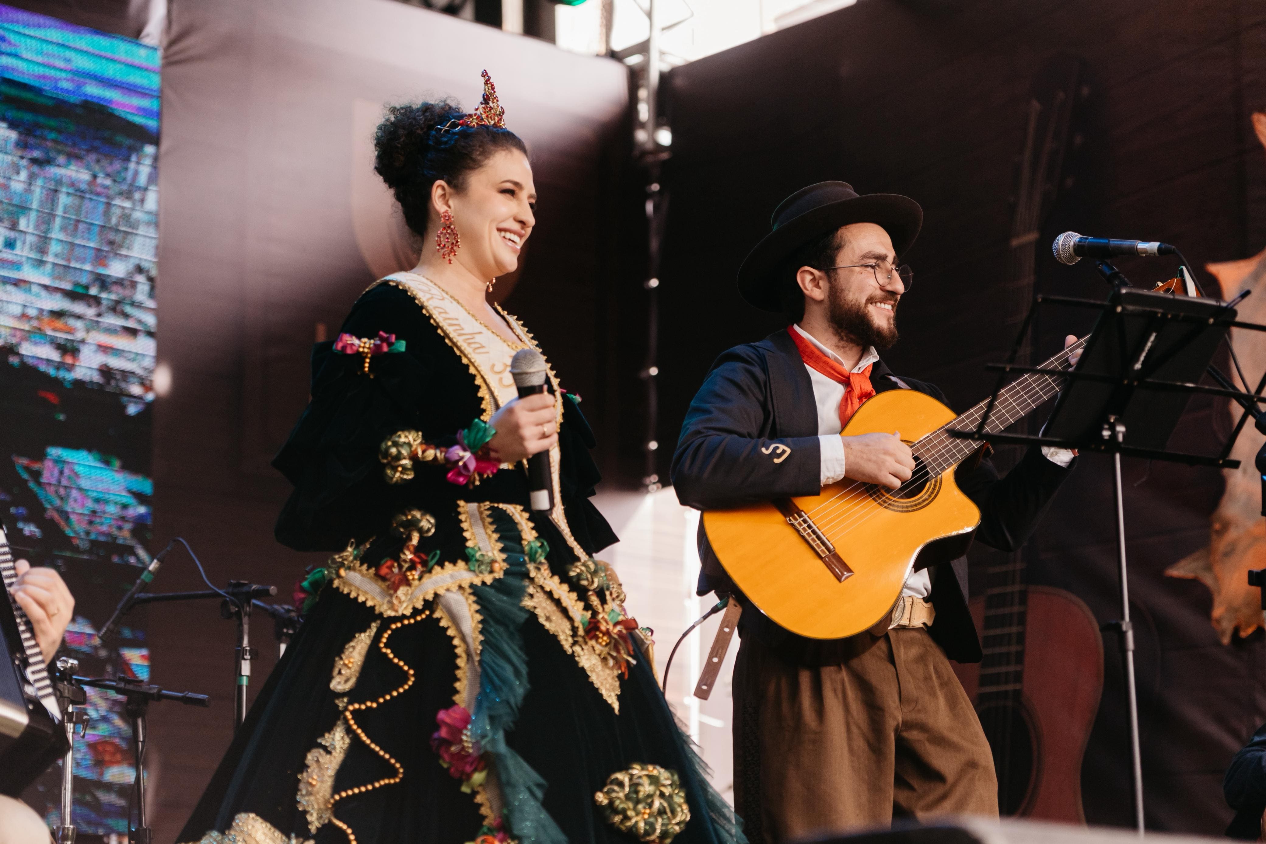 Prefeitura de Lages Primeiro domingo da 35ª Festa do Pinhão tem dança, música nativista e shows simultâneos