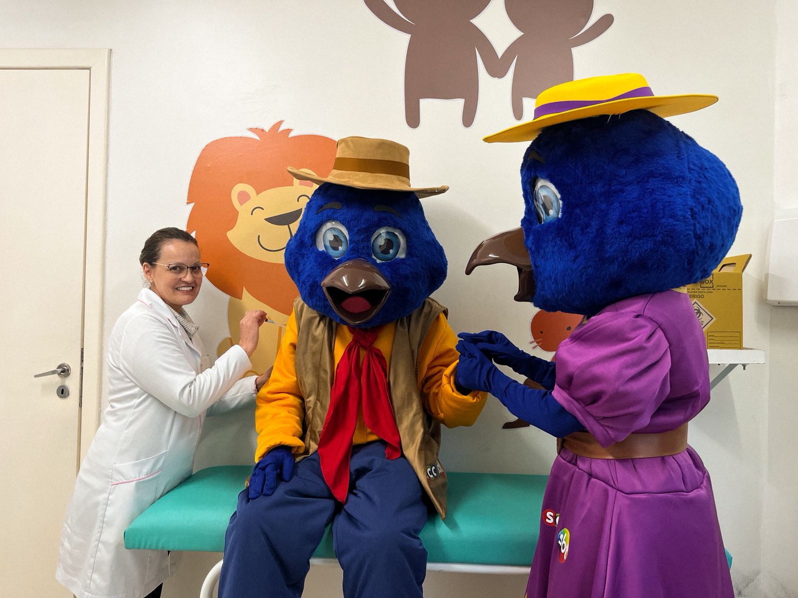 Prefeitura de Lages Casal de Gralhas Azuis mais amado da Festa Nacional do Pinhão recebe vacina contra a gripe e incentiva a população a se proteger