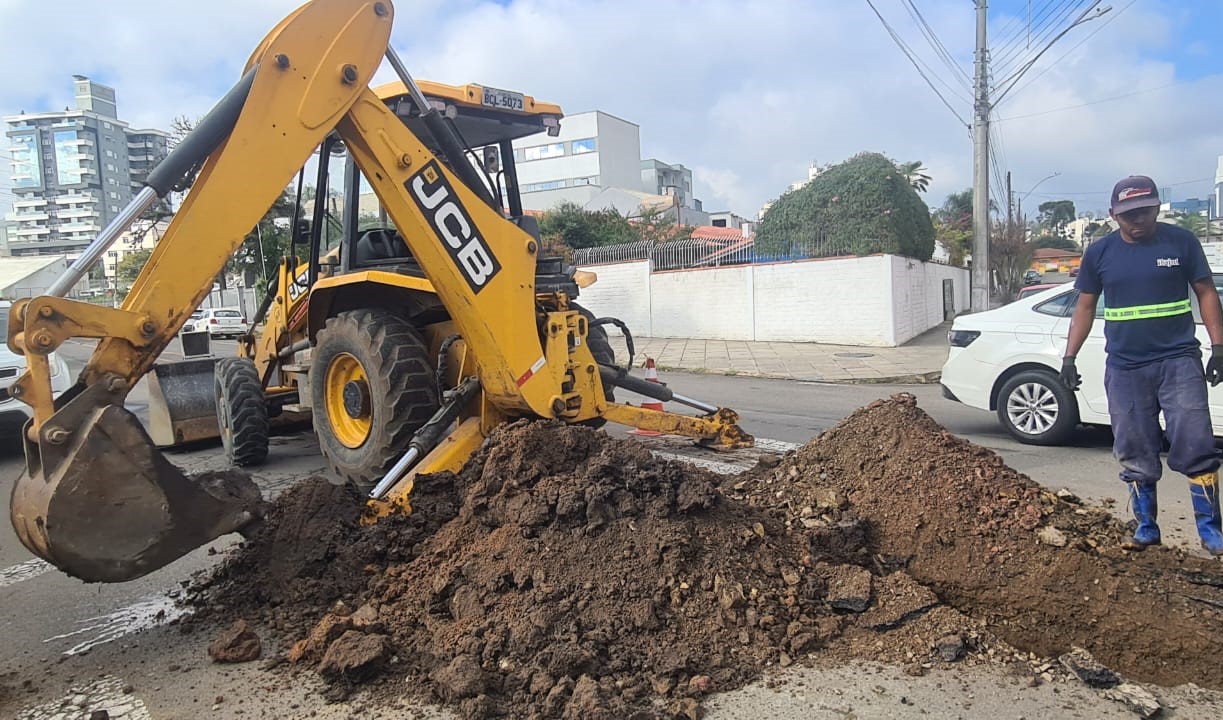 Prefeitura de Lages Intervenção conjunta: Prefeitura de Lages mobiliza equipes para atender erosão no Centro