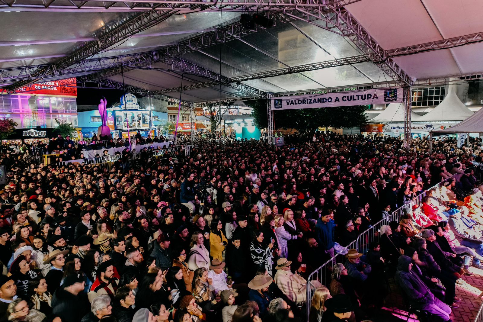 Prefeitura de Lages Mais de 45 mil pessoas passam pela Praça João Costa ao longo dos últimos três dias da 35ª Festa Nacional do Pinhão e edições da Sapecada da Canção Nativa e da Serra Catarinense