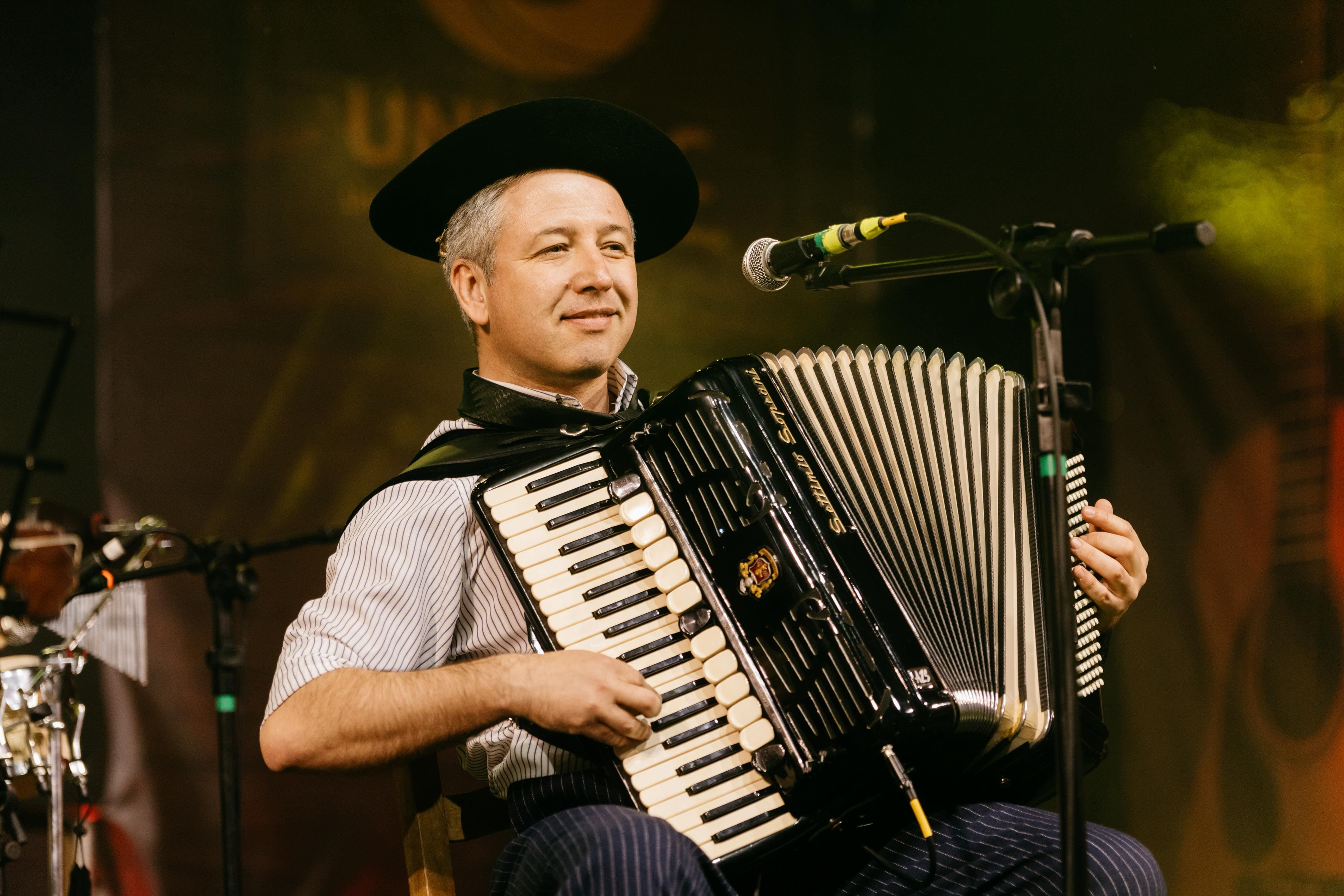 Prefeitura de Lages Terça-feira de música e tradição movimenta a Praça João Costa durante a 35ª Festa Nacional do Pinhão
