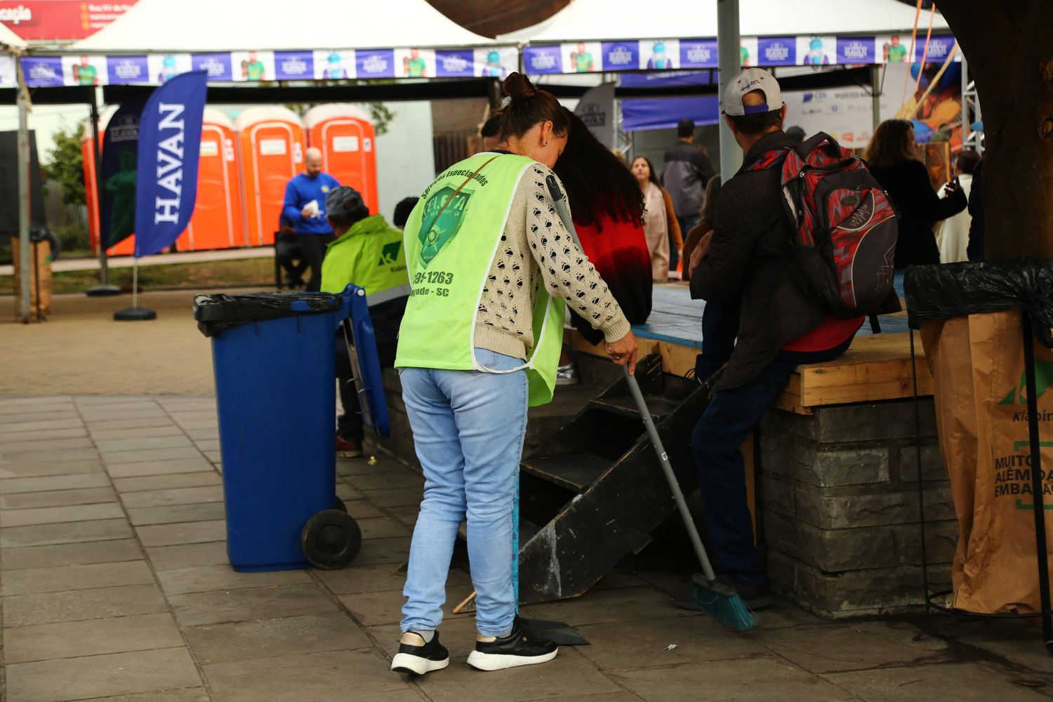Prefeitura de Lages Equipes de limpeza também dão show na 35ª Festa Nacional do Pinhão