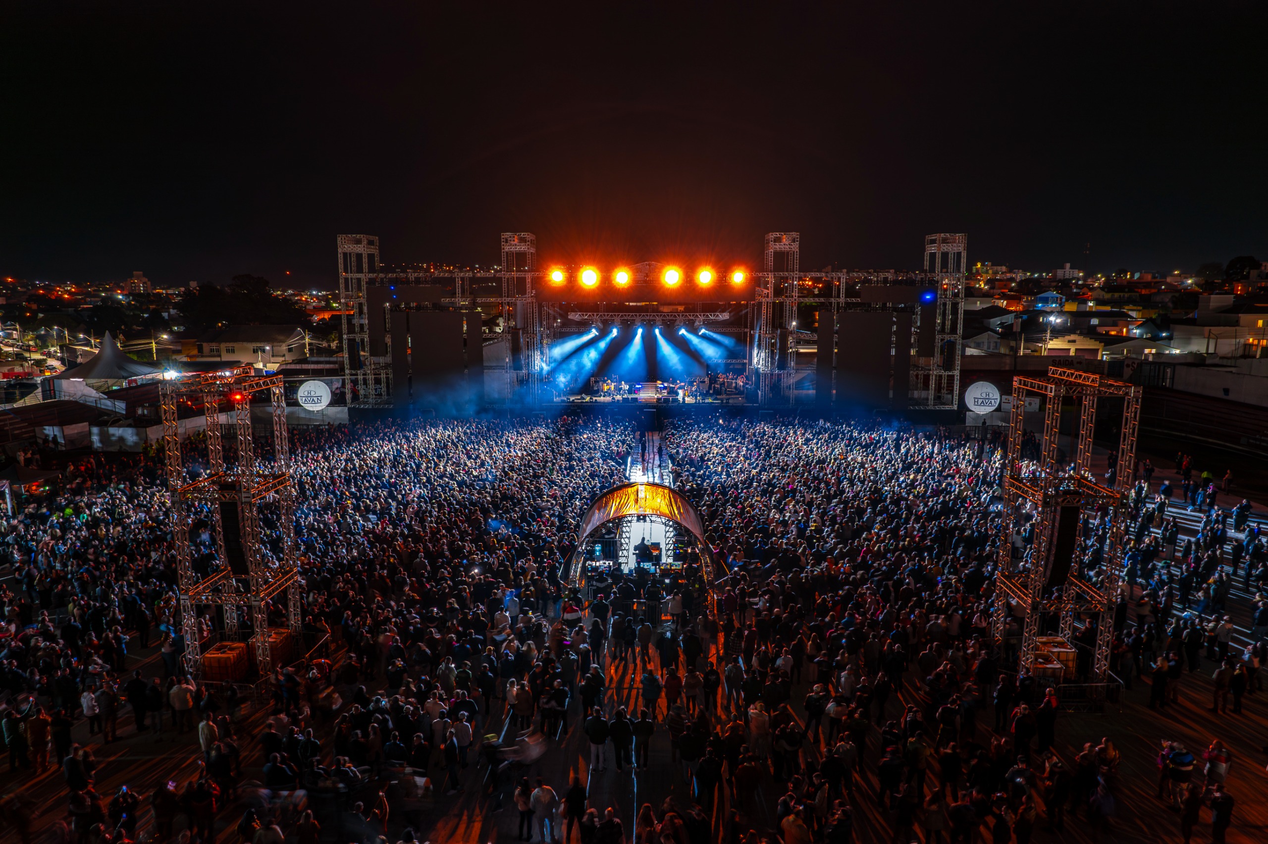 Prefeitura de Lages Primeira noite de shows nacionais reúne mais de 16 mil pessoas no Estádio Municipal Vidal Ramos Júnior