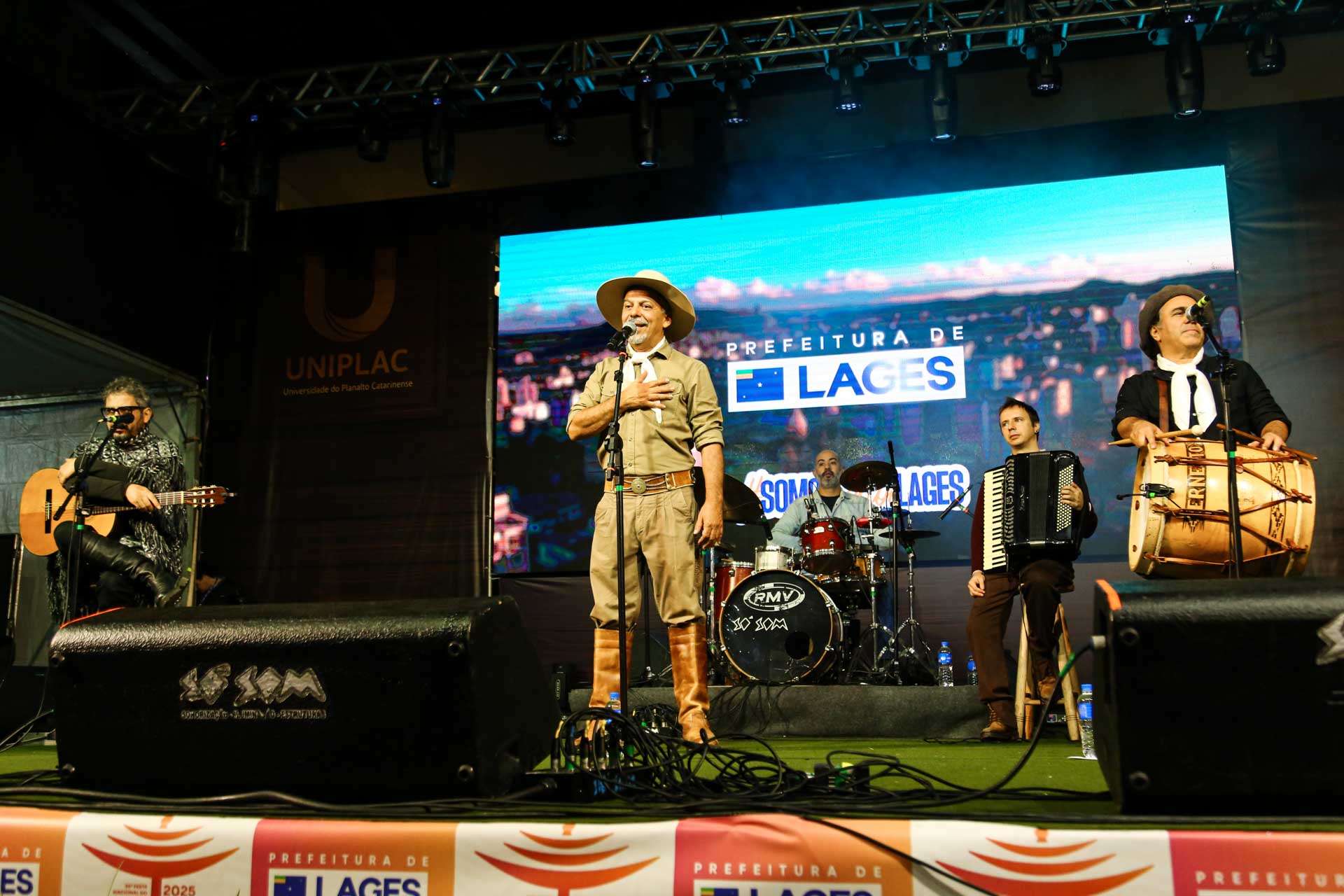 Prefeitura de Lages Artistas animam o público e espantam o frio no 14º dia de Festa do Pinhão