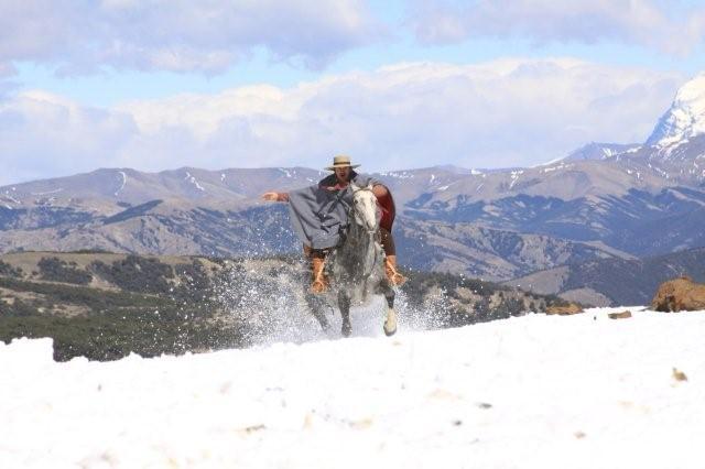 Prefeitura de Lages O Rei da Sapecada: “Quando gritaram Catarina me apresentei” - A canção grande vencedora da 3ª Sapecada da Canção Nativa, 30 anos atrás, se curva novamente à nobreza de seu criador, Elton Saldanha, com mais de meio século de carreira 