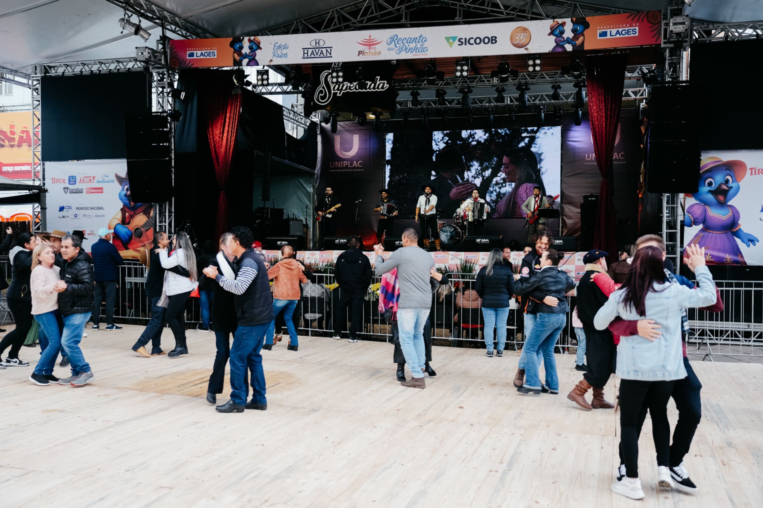 Prefeitura de Lages Penúltimo dia da 35ª Festa Nacional do Pinhão reúne cultura, tradição e grandes shows