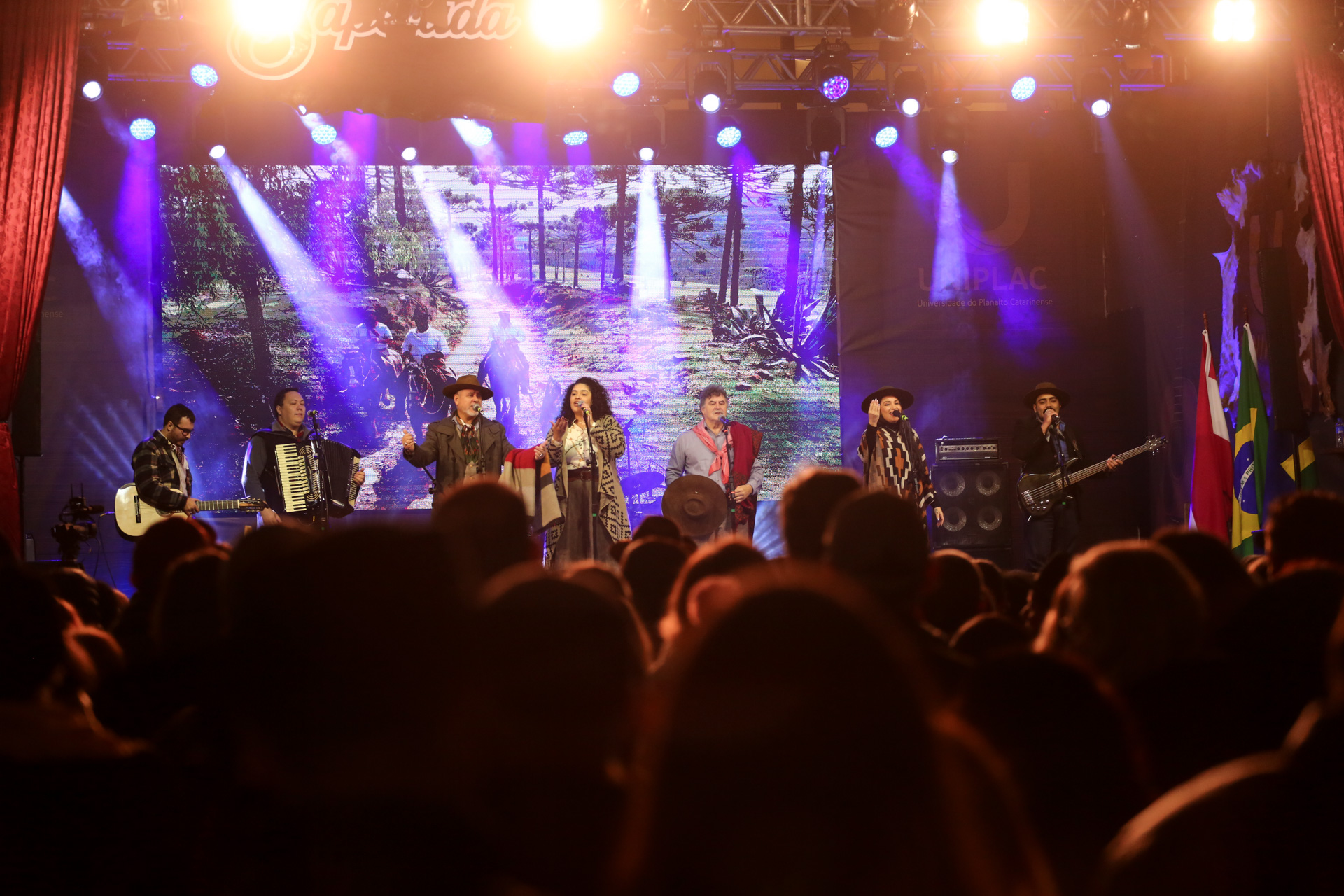 Prefeitura de Lages Elton Saldanha – O Rei da Sapecada – fechou o penúltimo dia do Recanto do Pinhão Aracy Paim durante a 35ª Festa Nacional do Pinhão