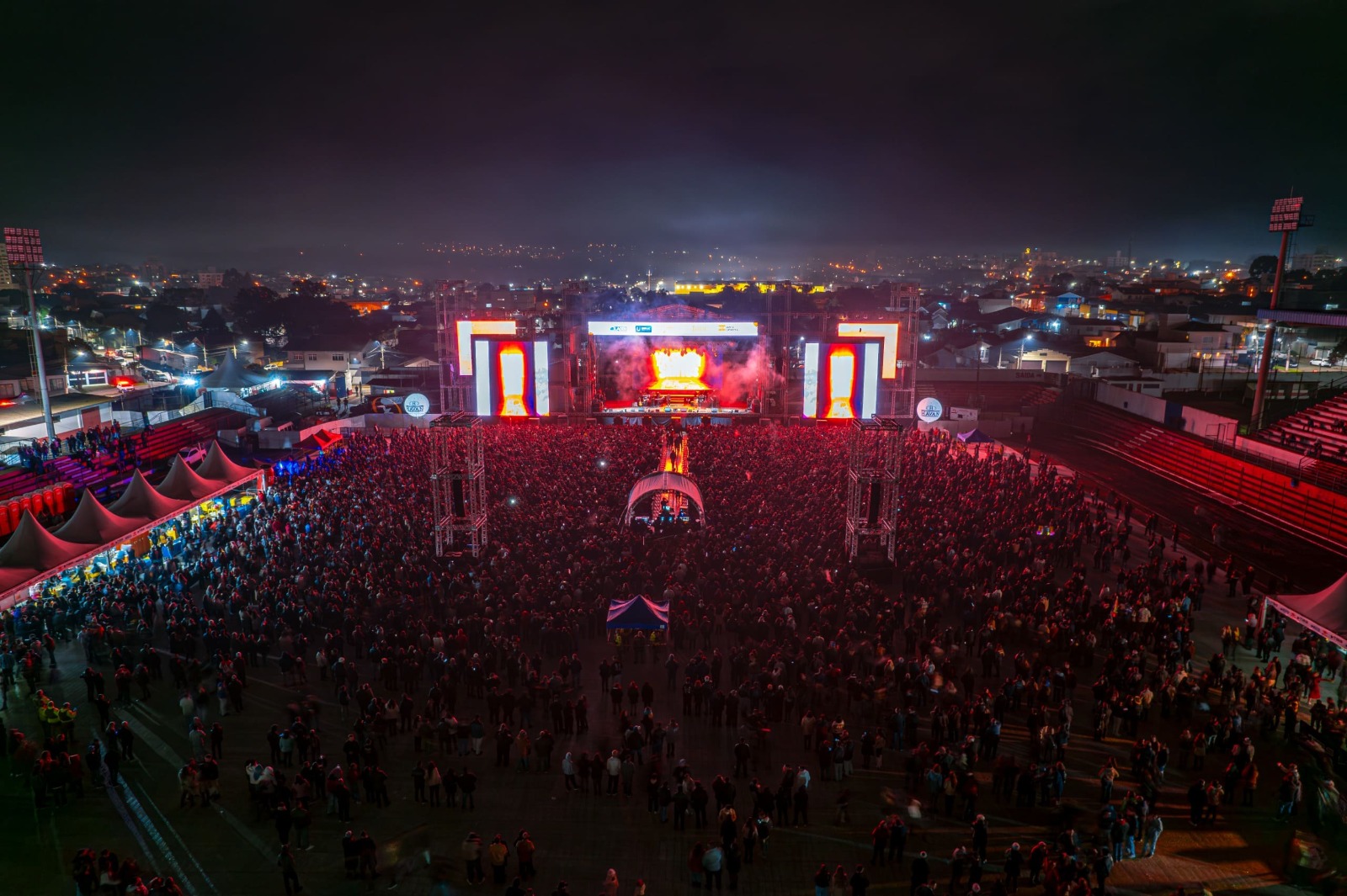 Prefeitura de Lages Com público de 22.500 pessoas, Yasmin Santos protagoniza noite histórica na 35ª Festa Nacional do Pinhão