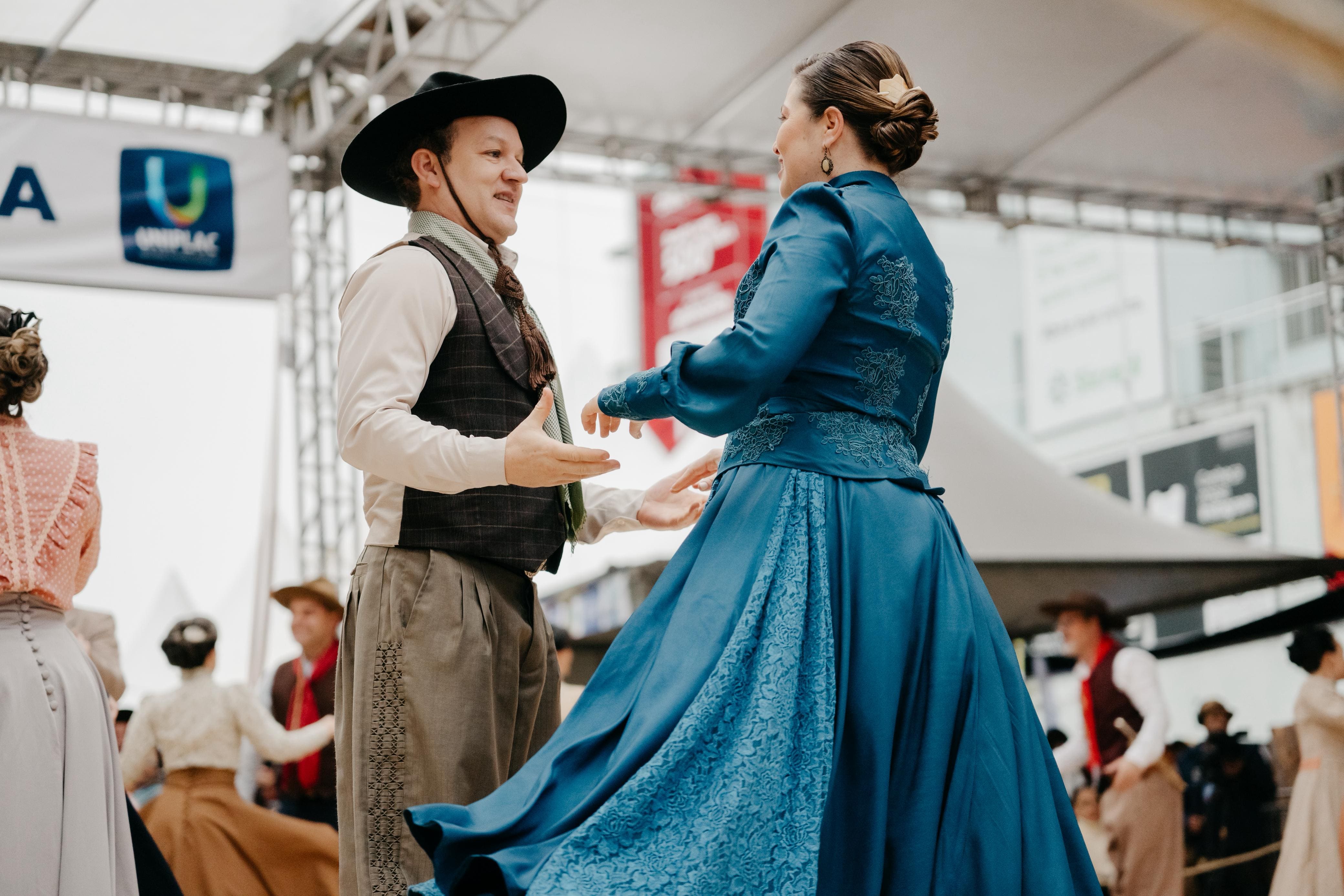 Prefeitura de Lages Último dia da 35ª Festa Nacional do Pinhão movimenta os quatro palcos com música, dança e cultura