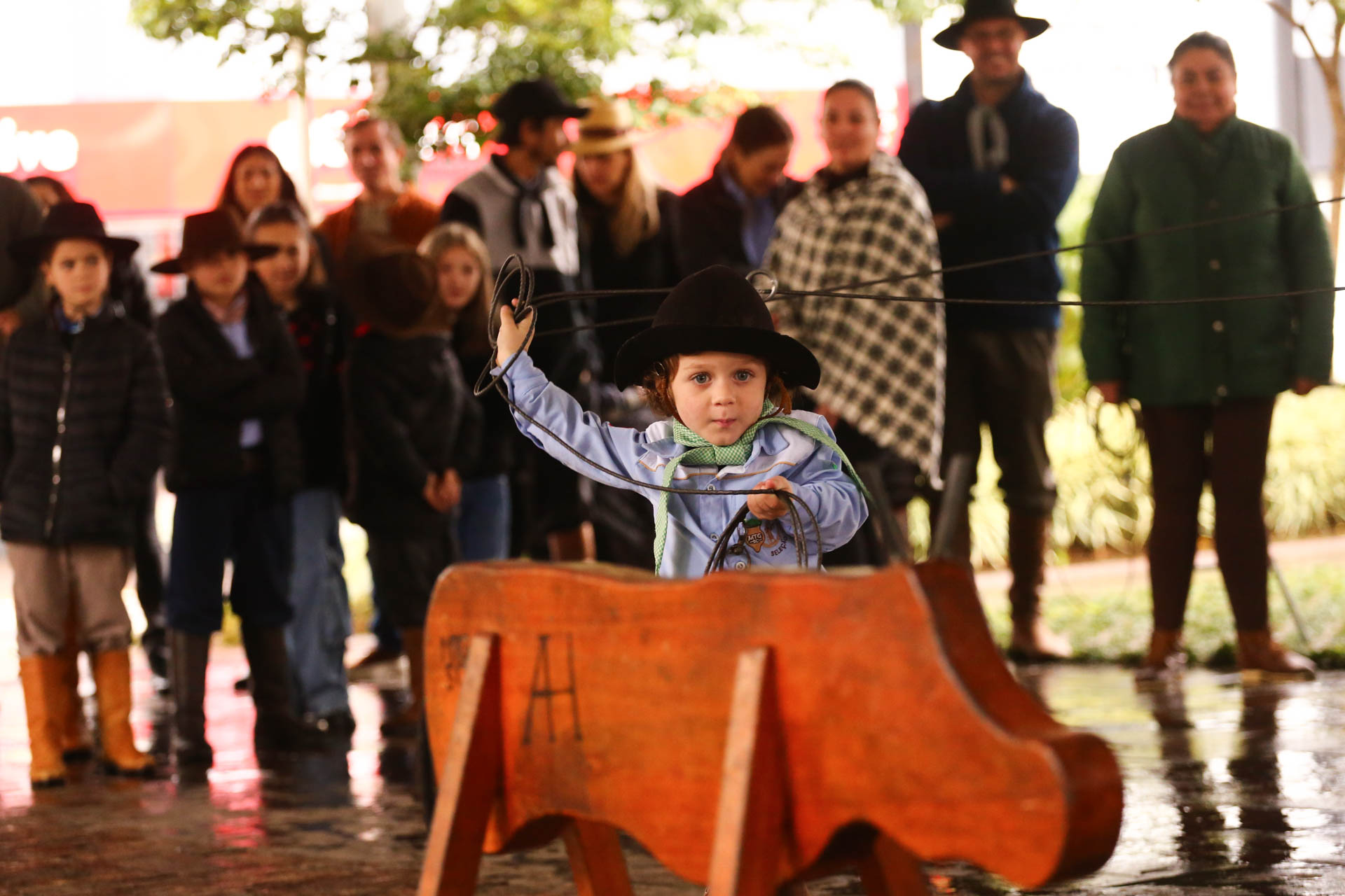 Prefeitura de Lages Laçada de Vaca Parada resgata as raízes da Festa Nacional do Pinhão e promove a inclusão de crianças com deficiências 