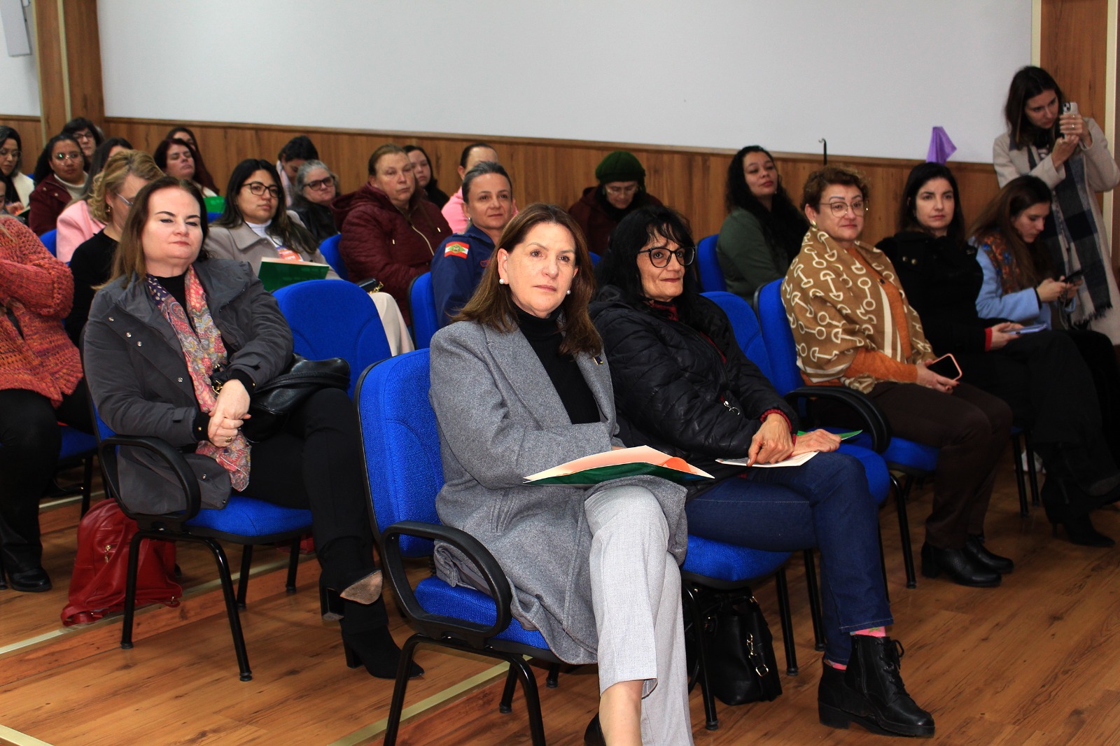 Prefeitura de Lages Mais de 250 participantes: 5ª Conferência Municipal de Políticas para as Mulheres e 1ª Conferência Regional de Políticas para as Mulheres propõem discussões sobre iniciativas em defesa dos direitos do público feminino e prevenção à violação 