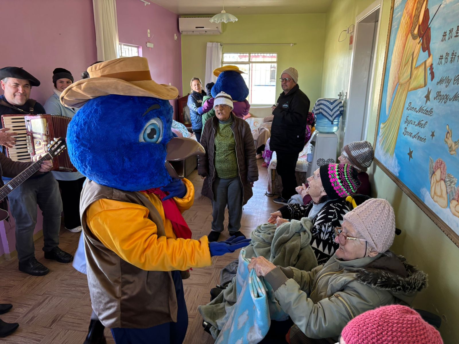 Prefeitura de Lages Casal de Gralhas Azuis, mascotes da Festa Nacional do Pinhão e músicos locais levam alegria ao Lar Vicentino