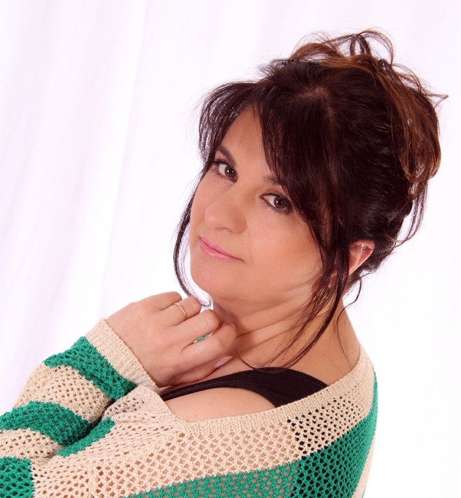 Prefeitura de Lages O universo de Meg - Apaixonada por fantasia e espiritualidade, Margarete escreve seu primeiro livro depois de cinco décadas de vida e promete conquistar as crianças com uma história pra lá de bacana  