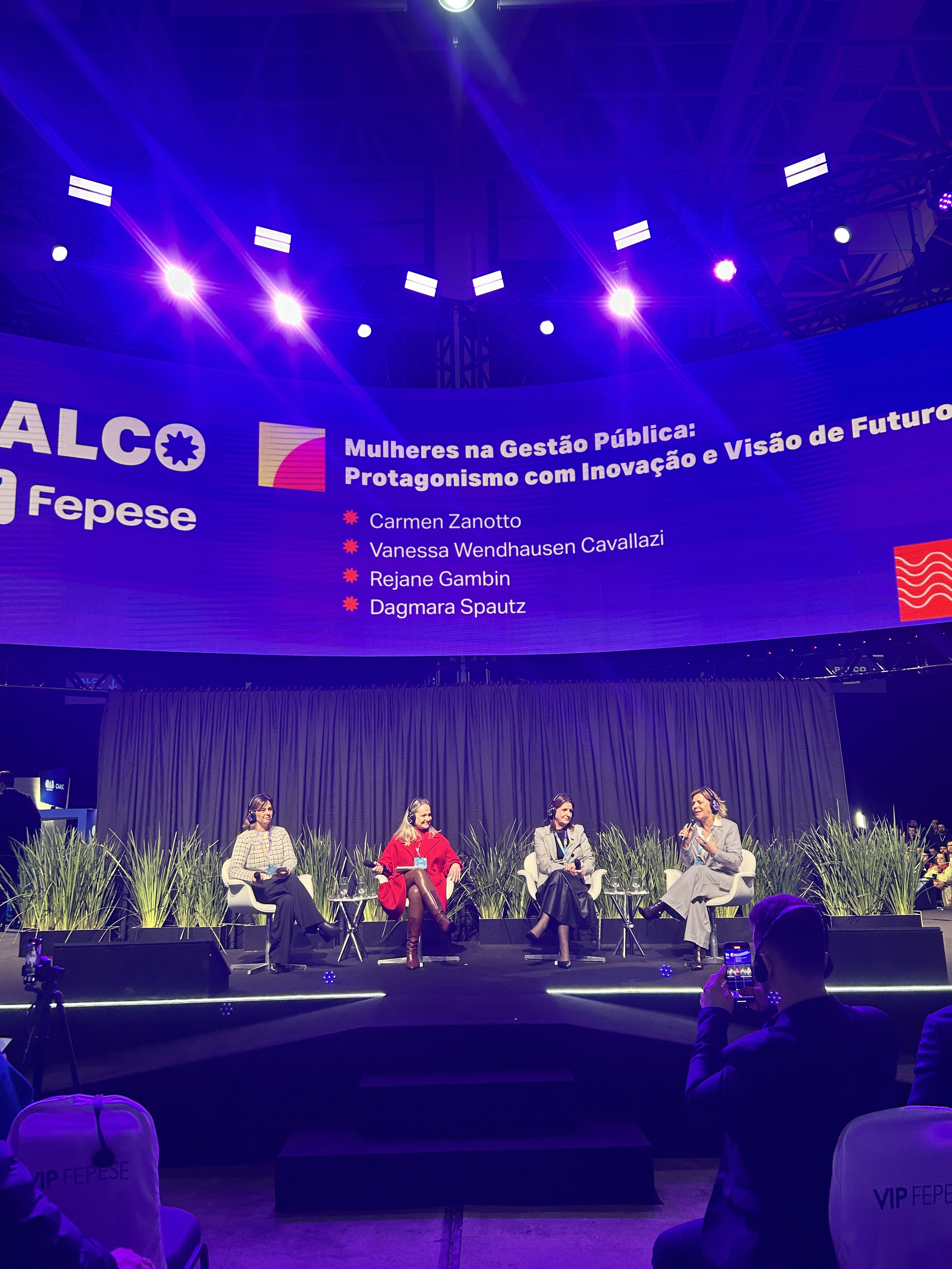 Prefeitura de Lages  Prefeita Carmen Zanotto e secretária de Políticas para a Mulher e à Pessoa Idosa de Lages, Suzana Duarte, ministram palestras no 5º Summit Cidades em Florianópolis, o maior encontro de cidades do Brasil 