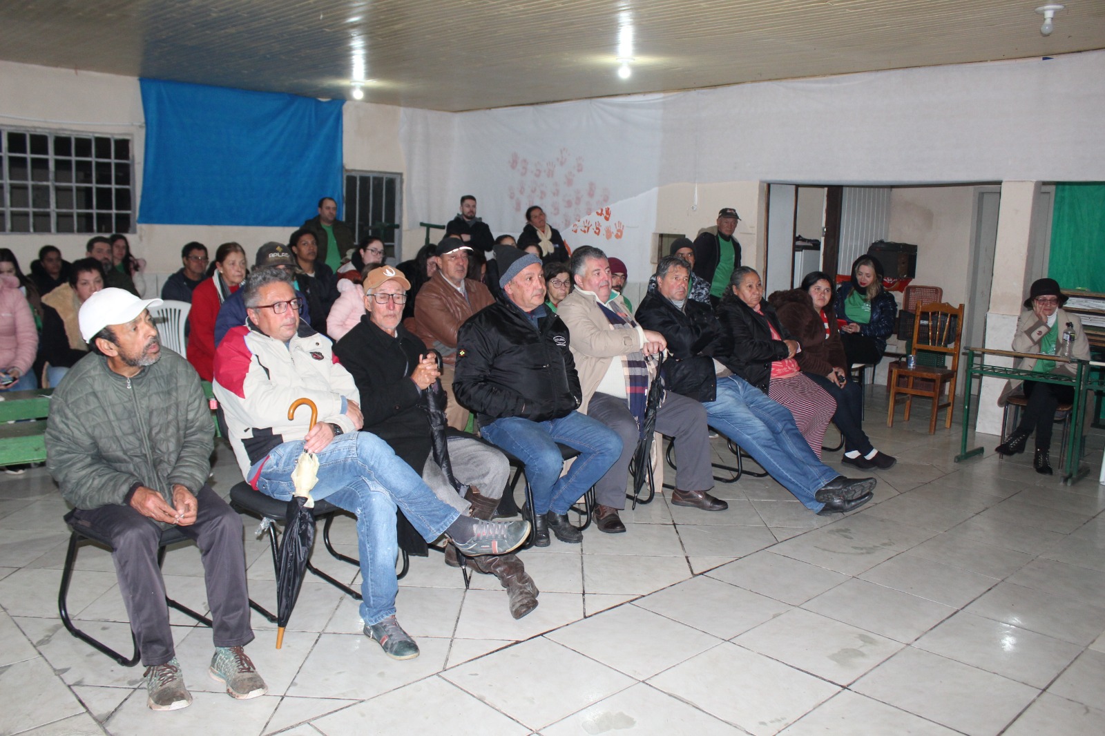 Prefeitura de Lages Comunidade do bairro Santa Helena recebe profissionais da Secretaria da Saúde para apresentação dos serviços desenvolvidos e escuta de demandas das famílias